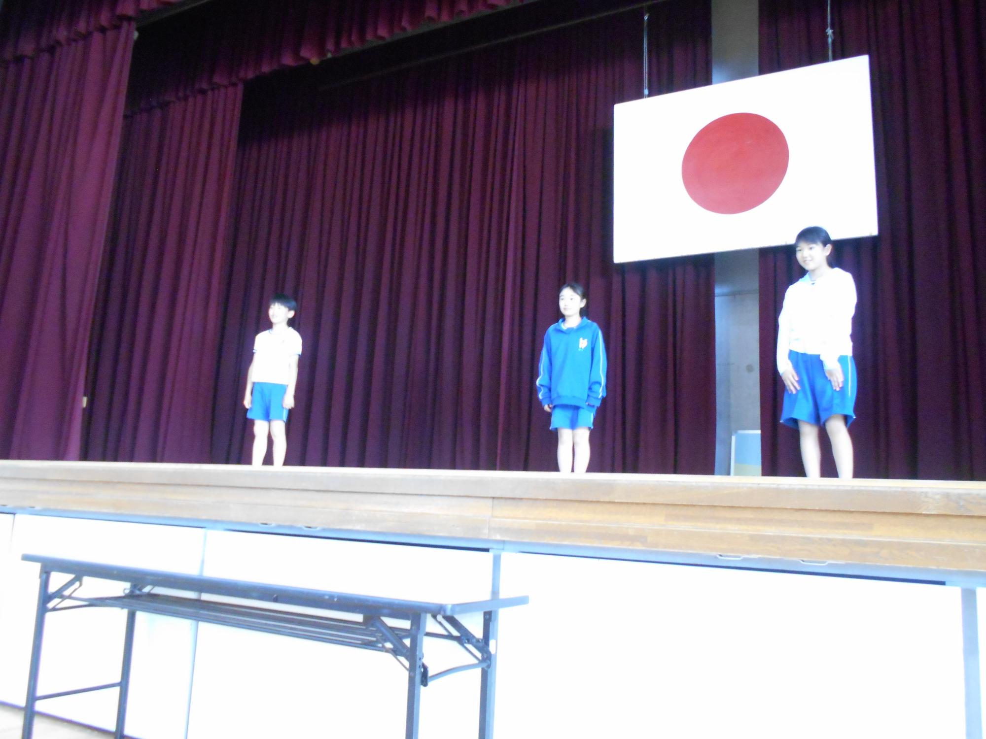 ペア遊びをしています。