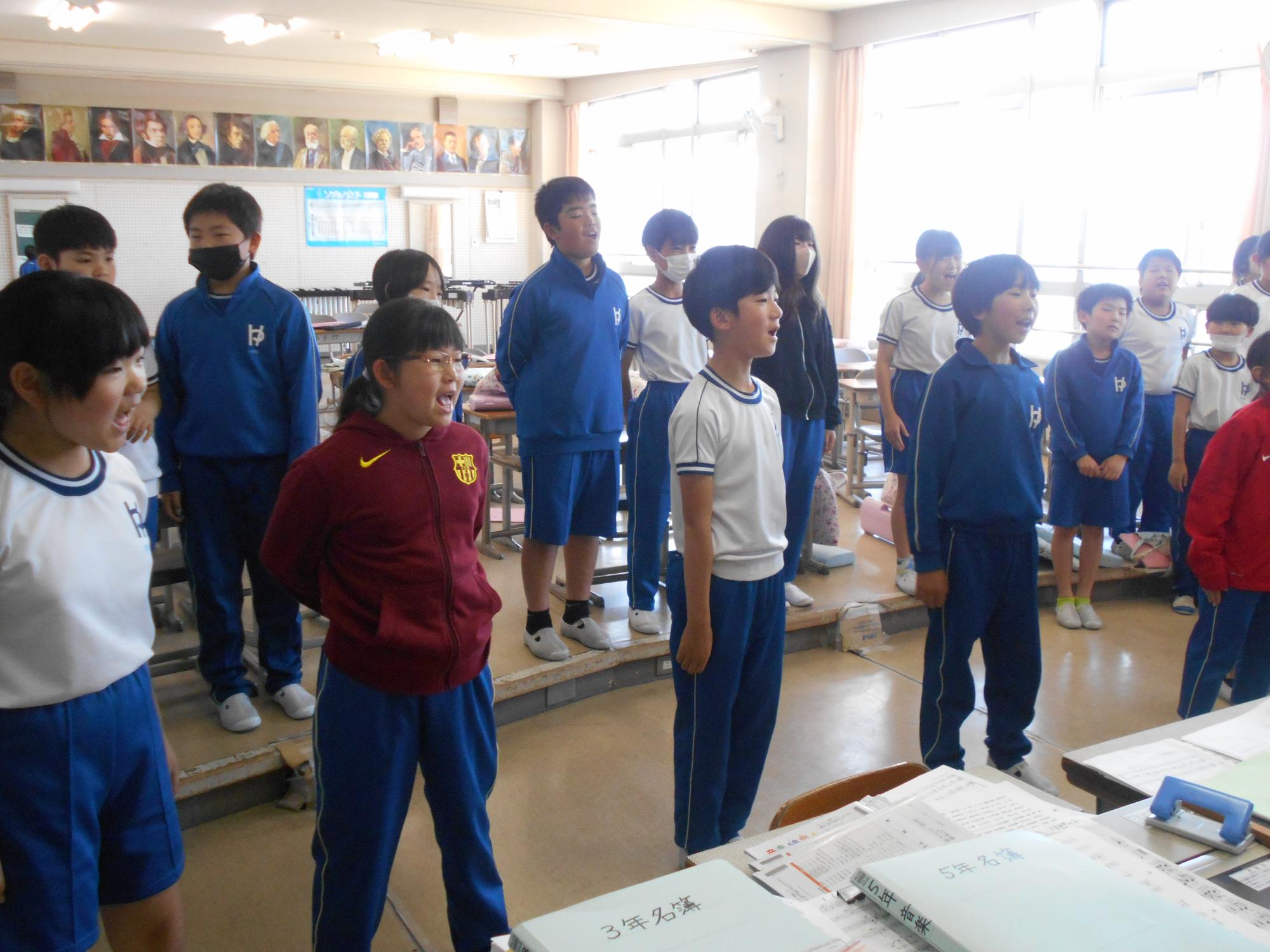 運動会の歌を歌います。