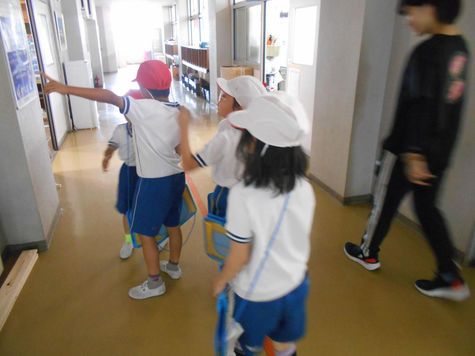 校内を探検しています。