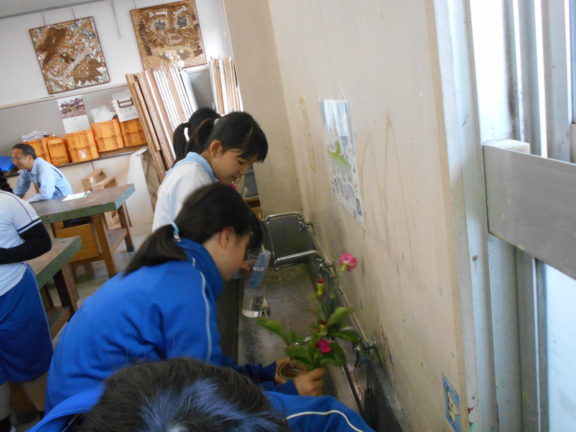 花瓶を洗います。
