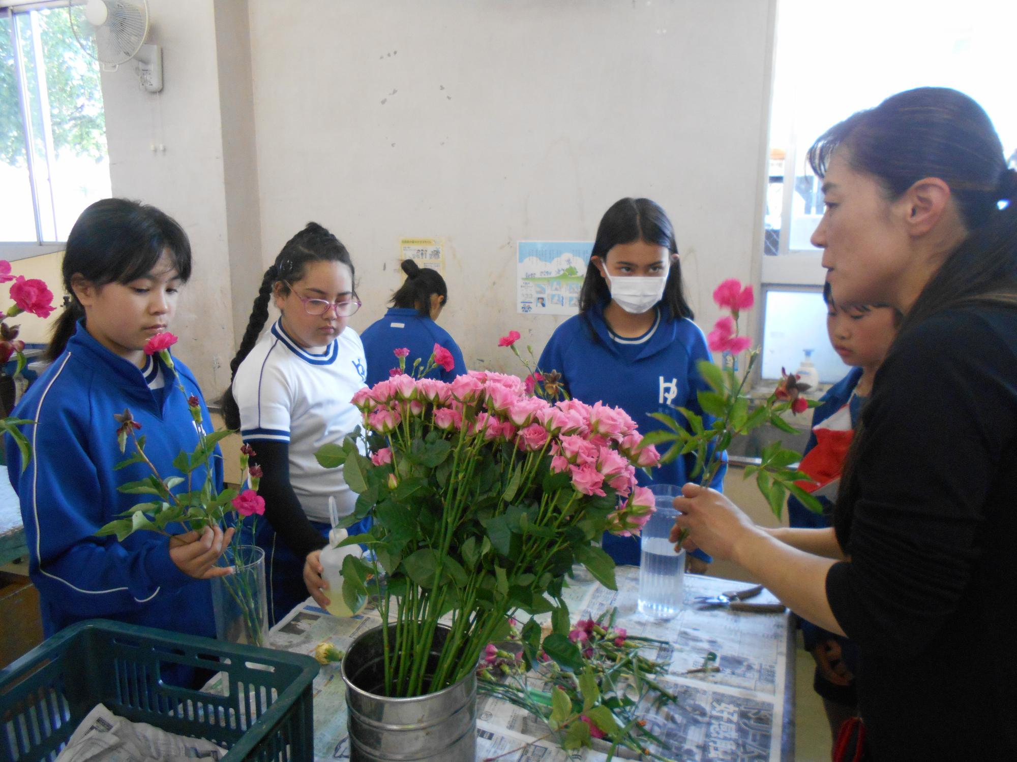 地域のお花屋さんに説明を聞きます。