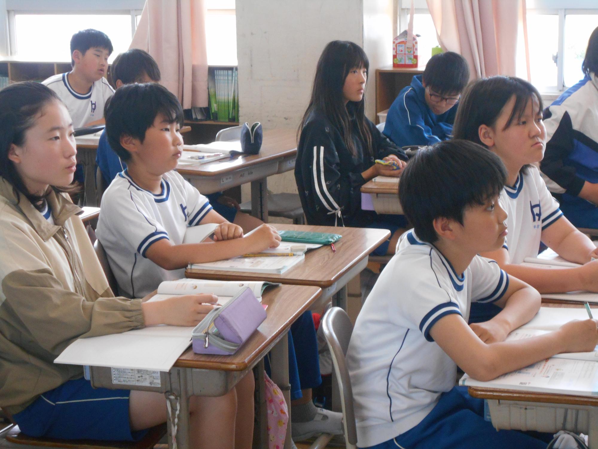集中して話を聞いています。