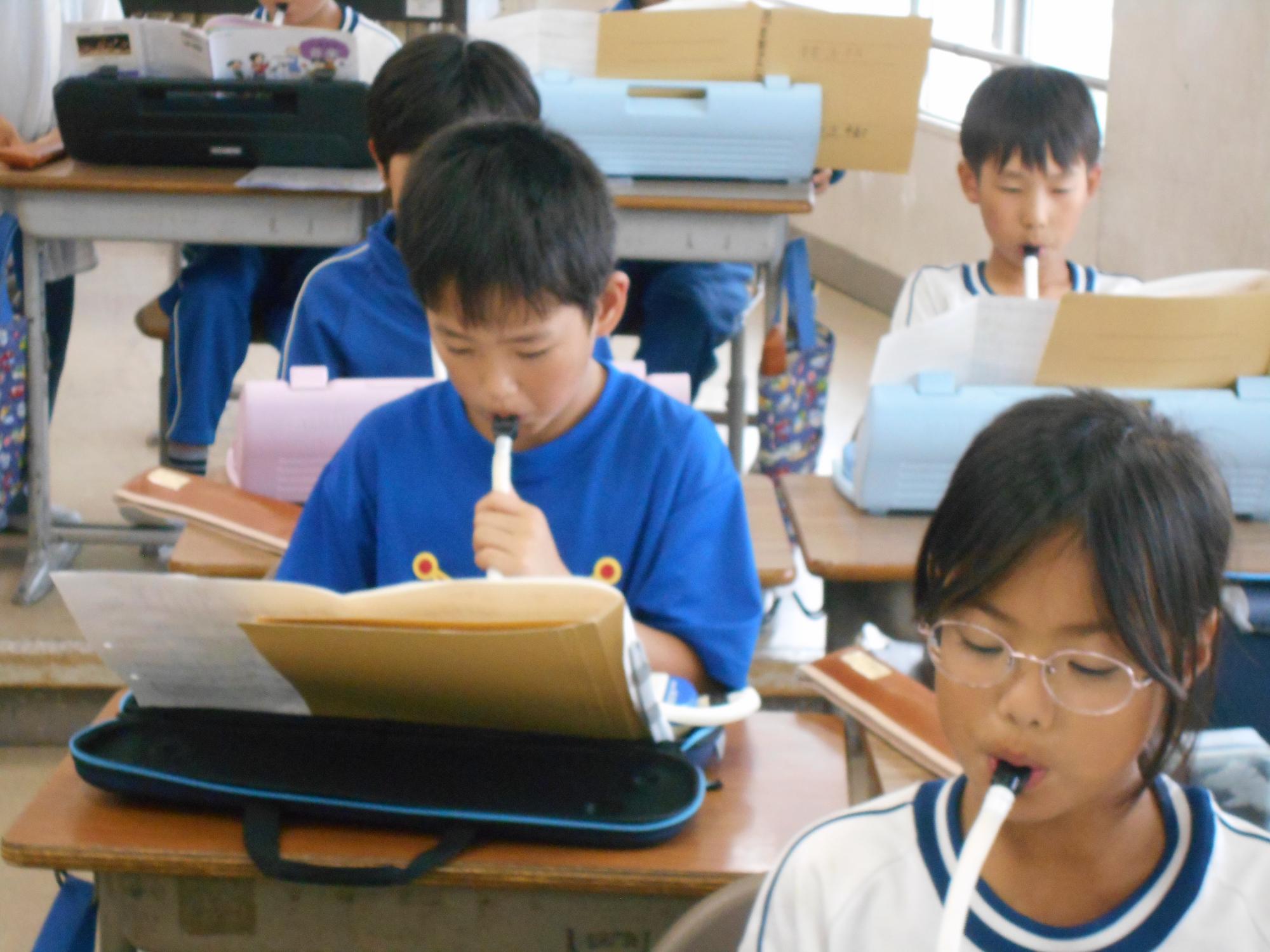 何度も練習に励みます。