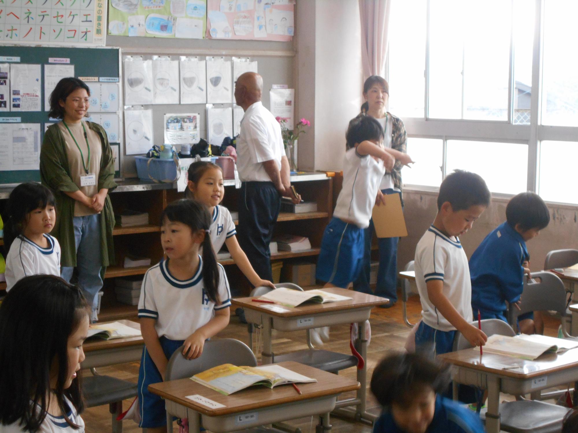 子どもたちの様子、教室の様子を見てくださいました。