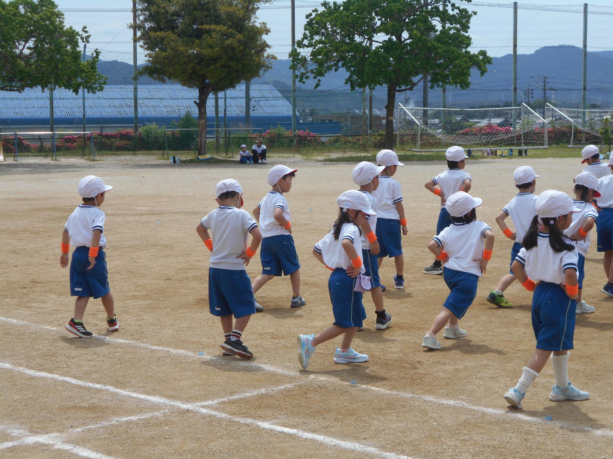 合わせて踊ります。