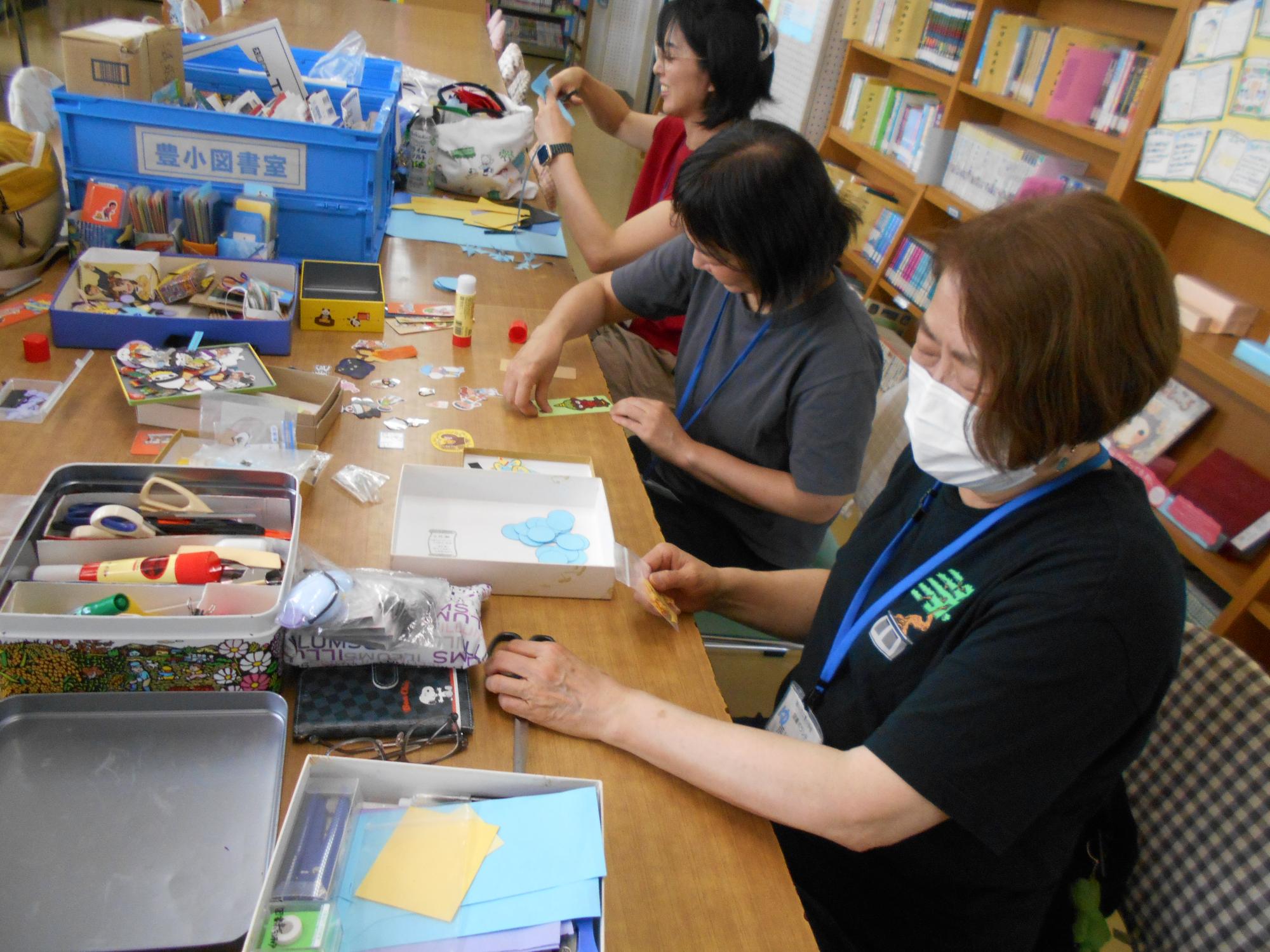 アイディアを出し合いながら作ります。
