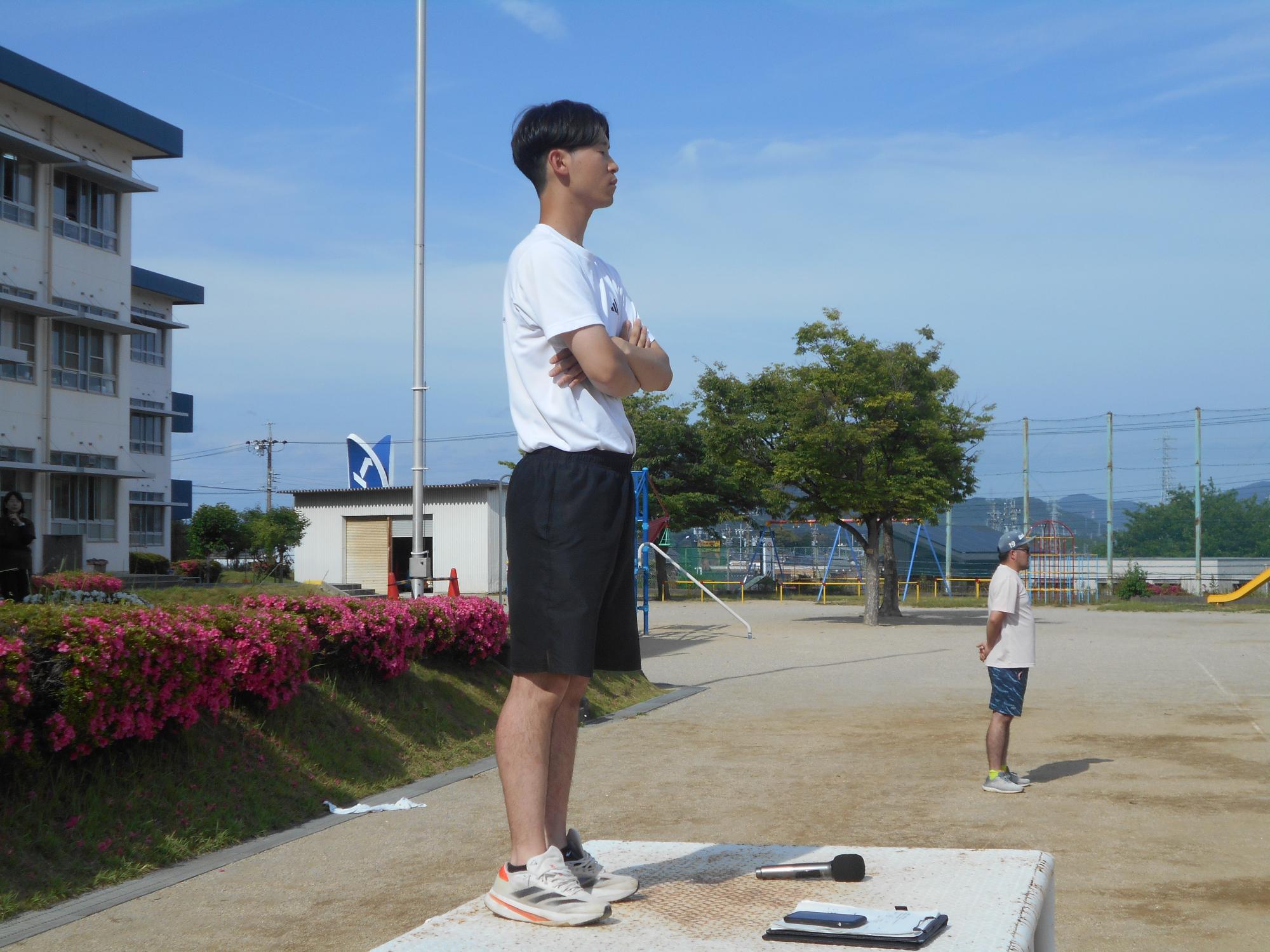 先生も真剣に見守っています。