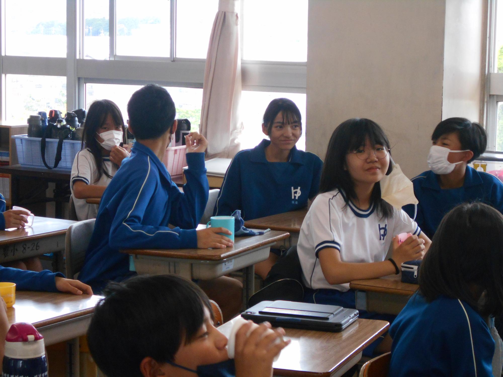 みんなで口の中を洗口します。