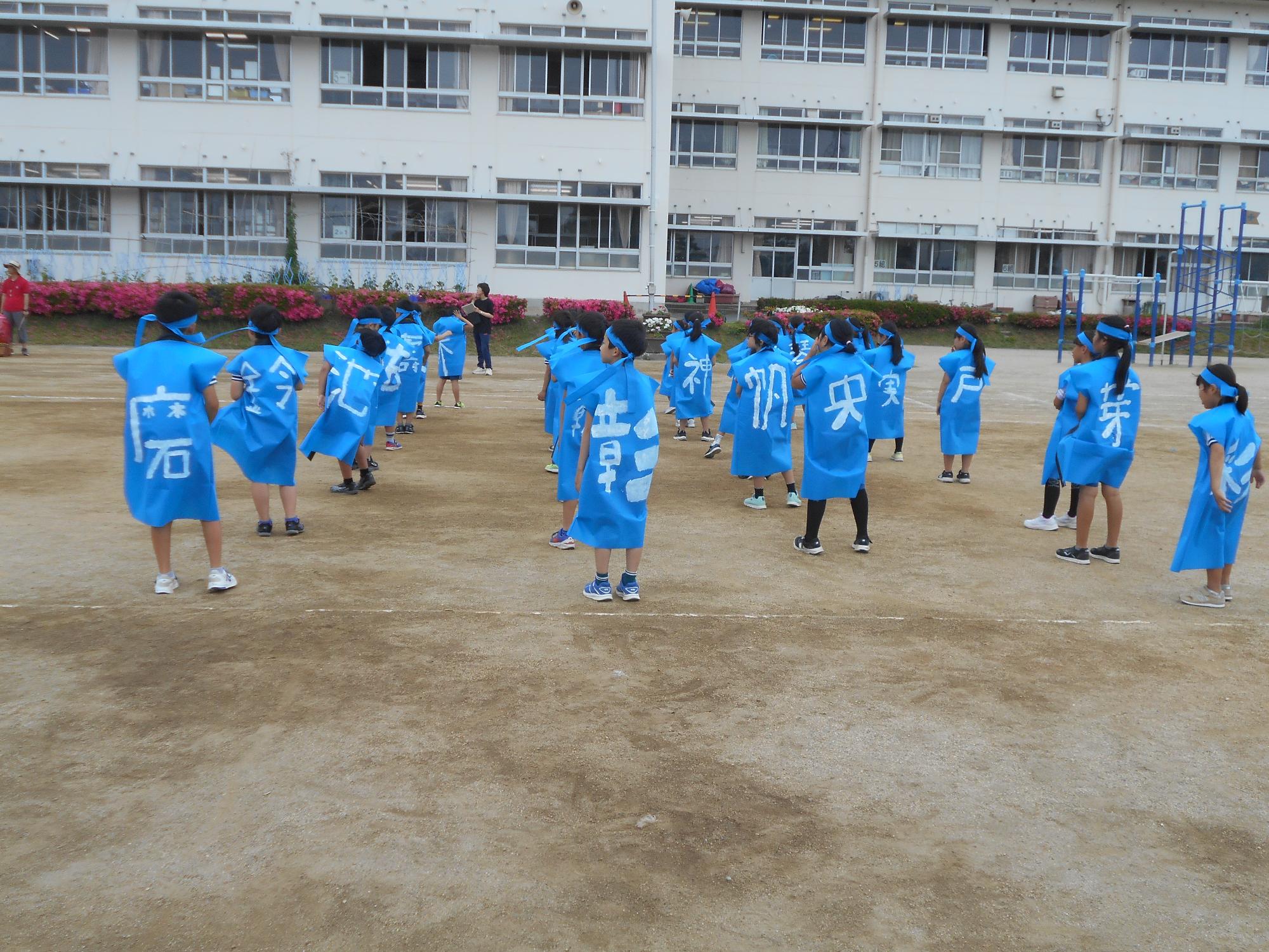 衣装が鮮やかです。