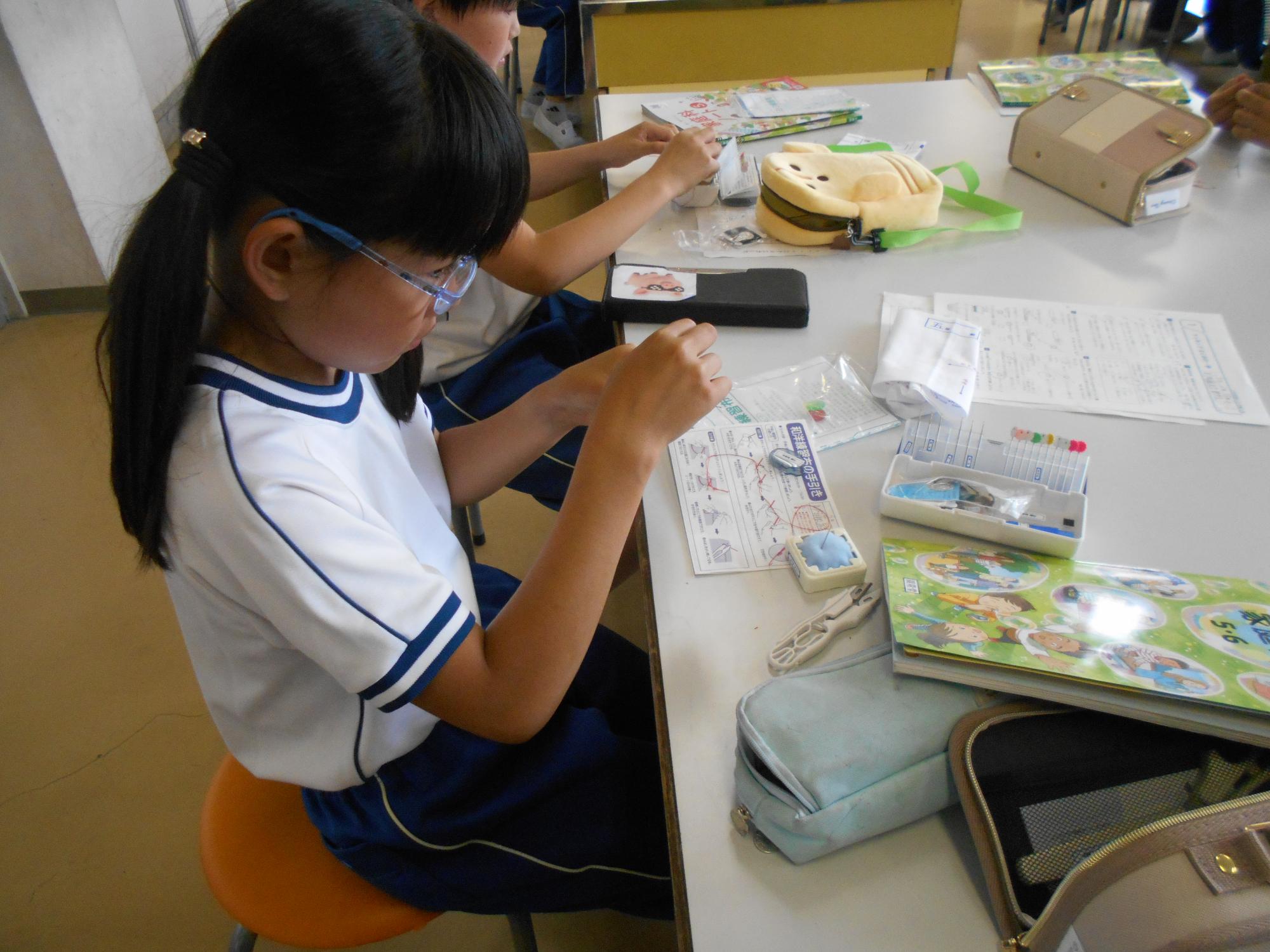 針に糸をとおします。