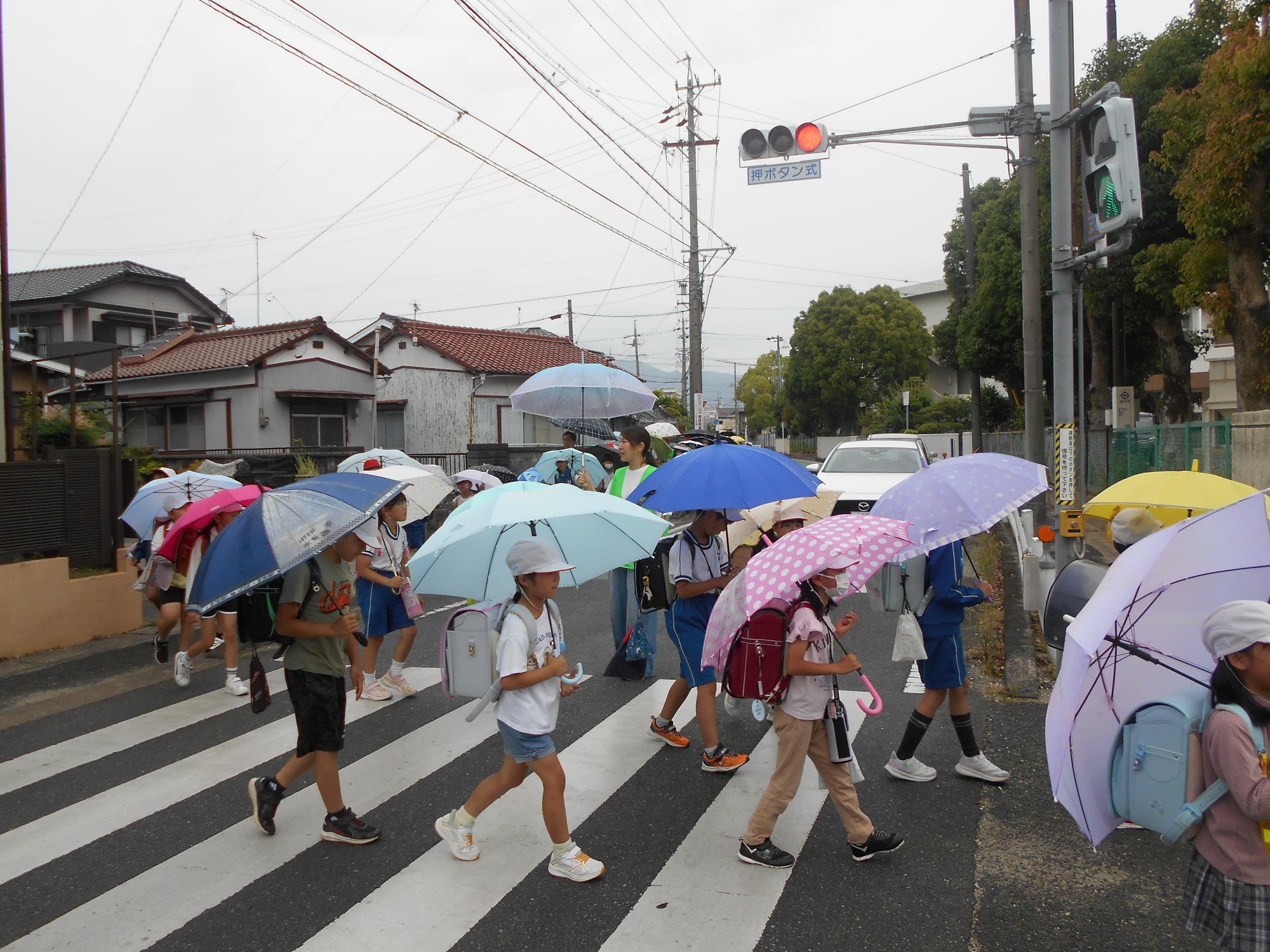 横断歩道に立ち、挨拶してくれます。