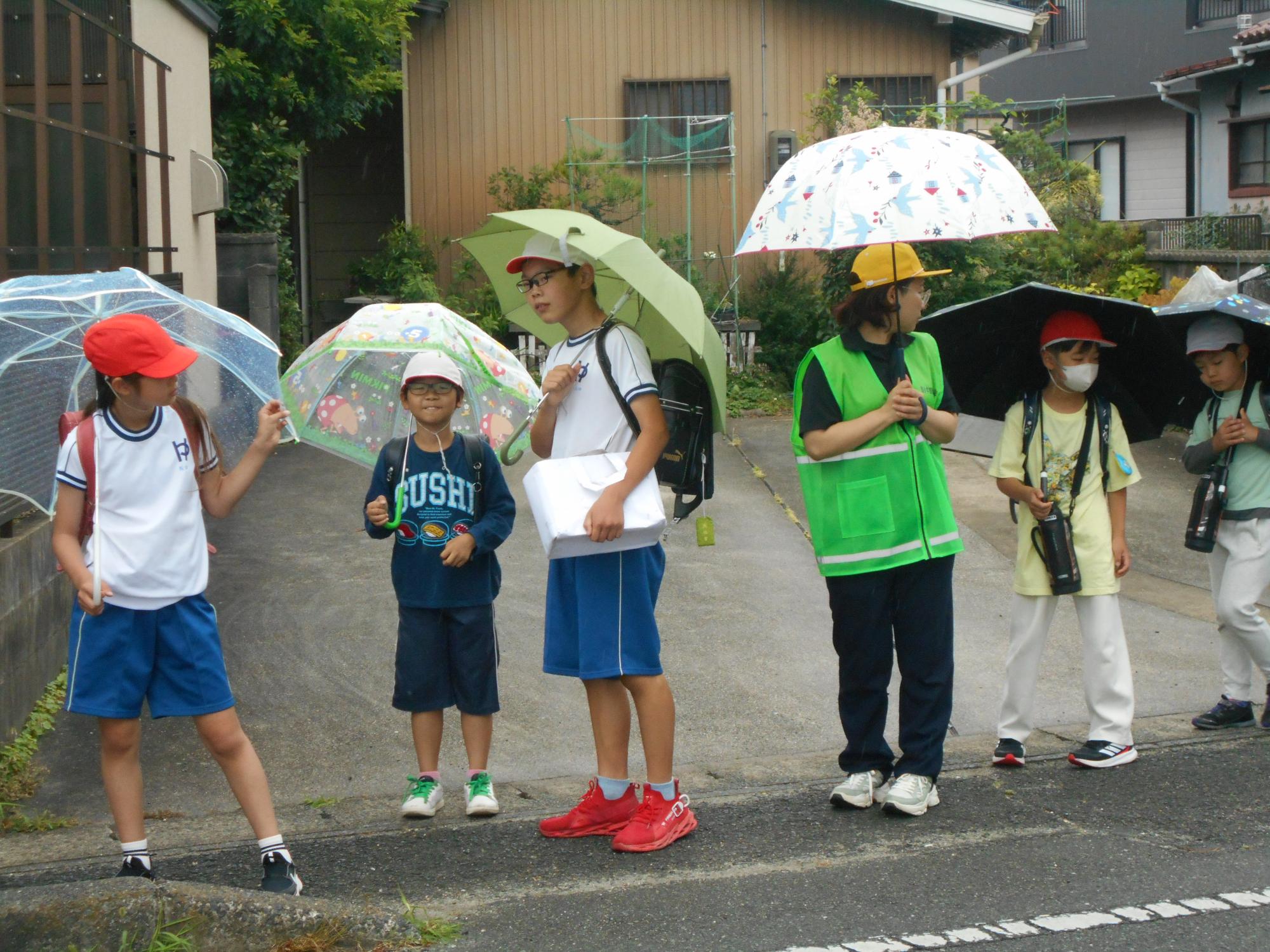 一緒に登校しながら活動してくれます。