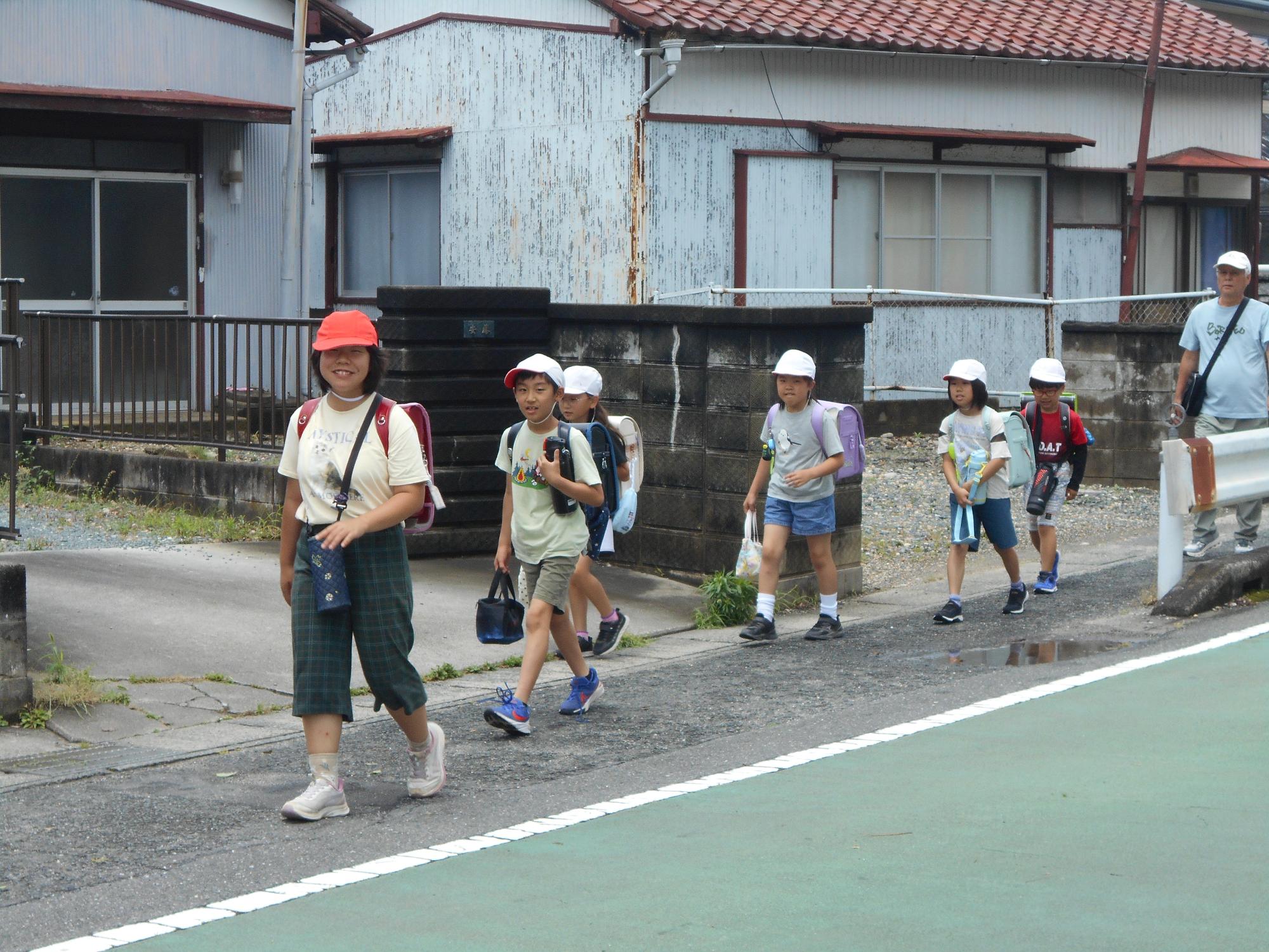 並んで登校します。