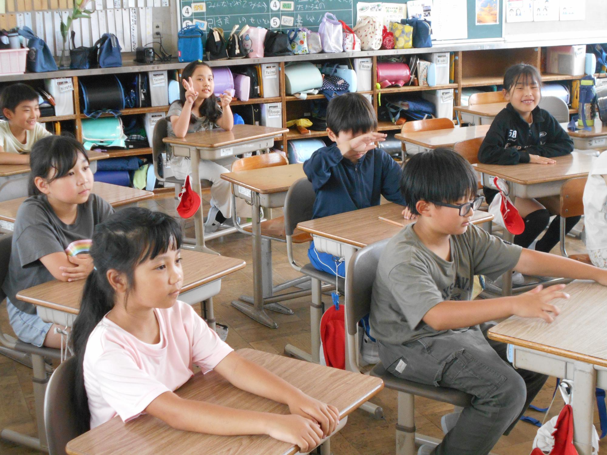 落ち着いて朝の会を始めています。