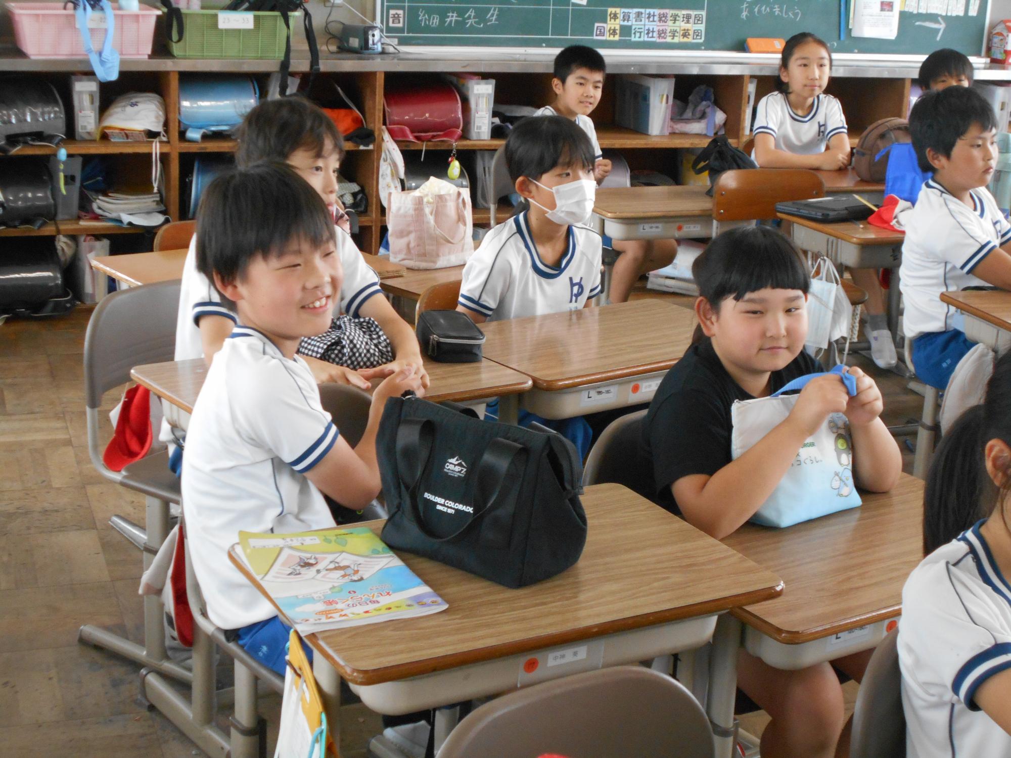 温かい笑顔で教室があふれています。