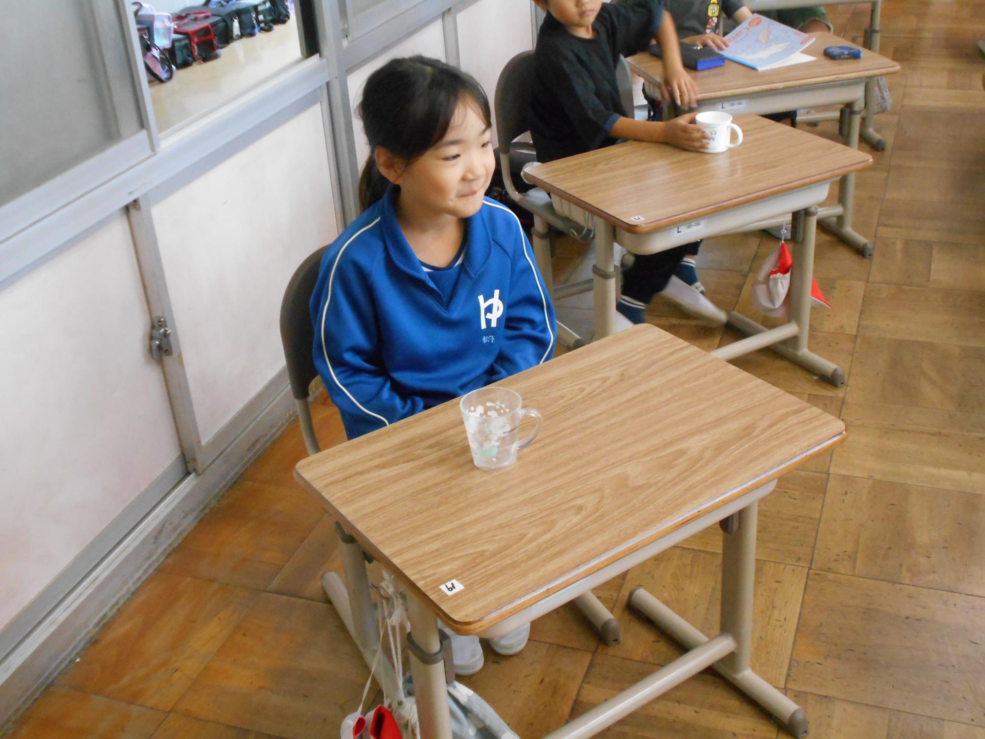 教室で静かに待ちます。