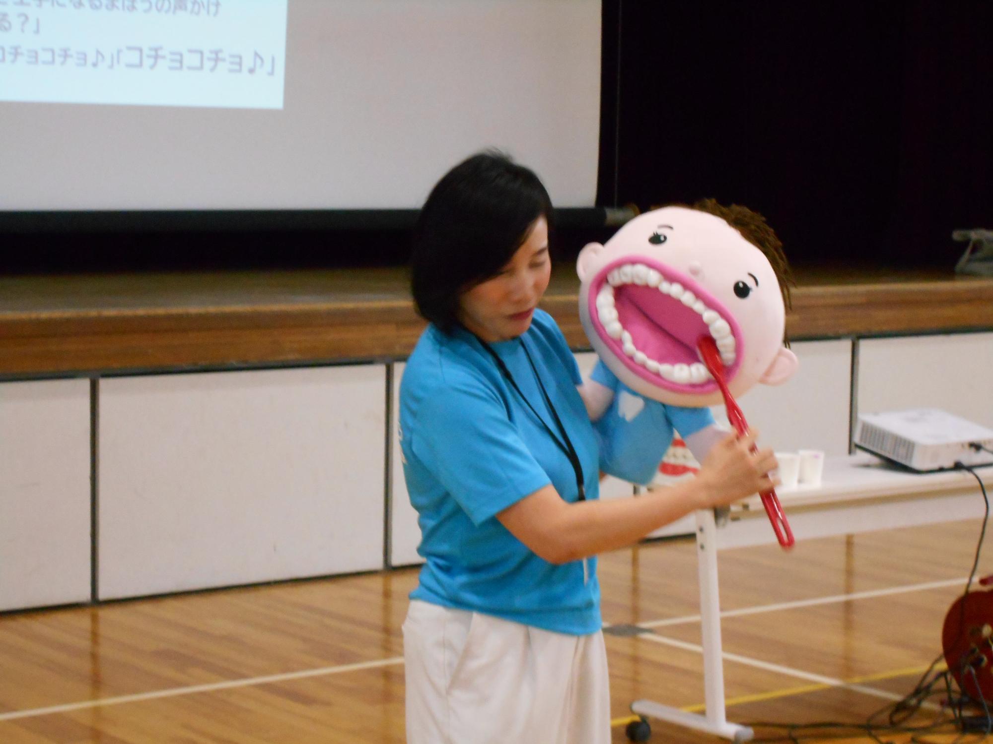 奥歯もしっかりみがけるように人形で説明します。