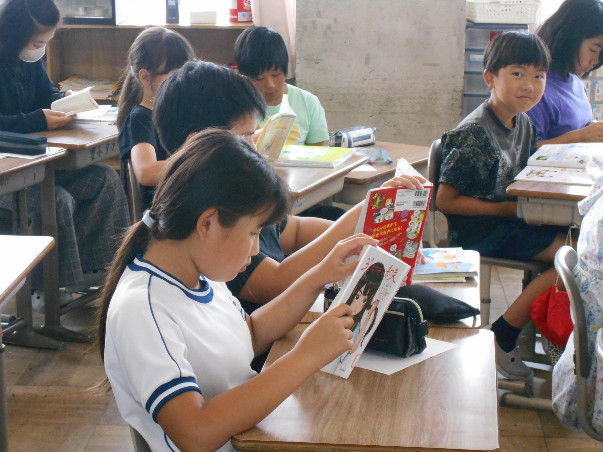 黙々と読んでいます。