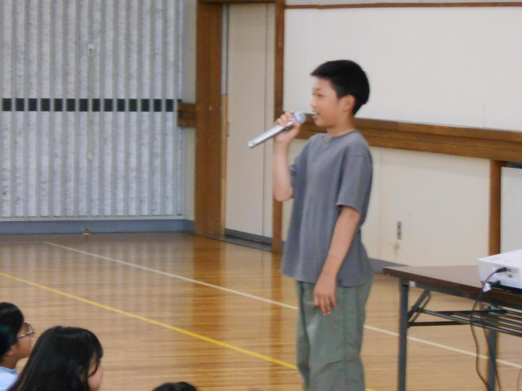 会長があいさつします。
