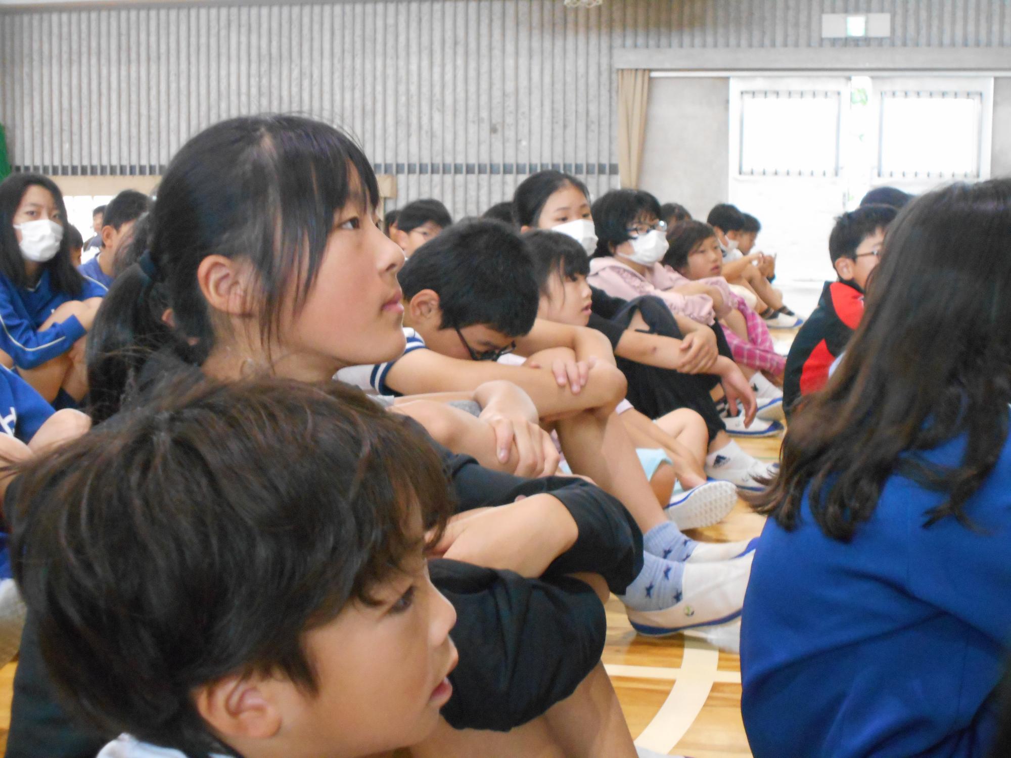 真剣に聞いています。