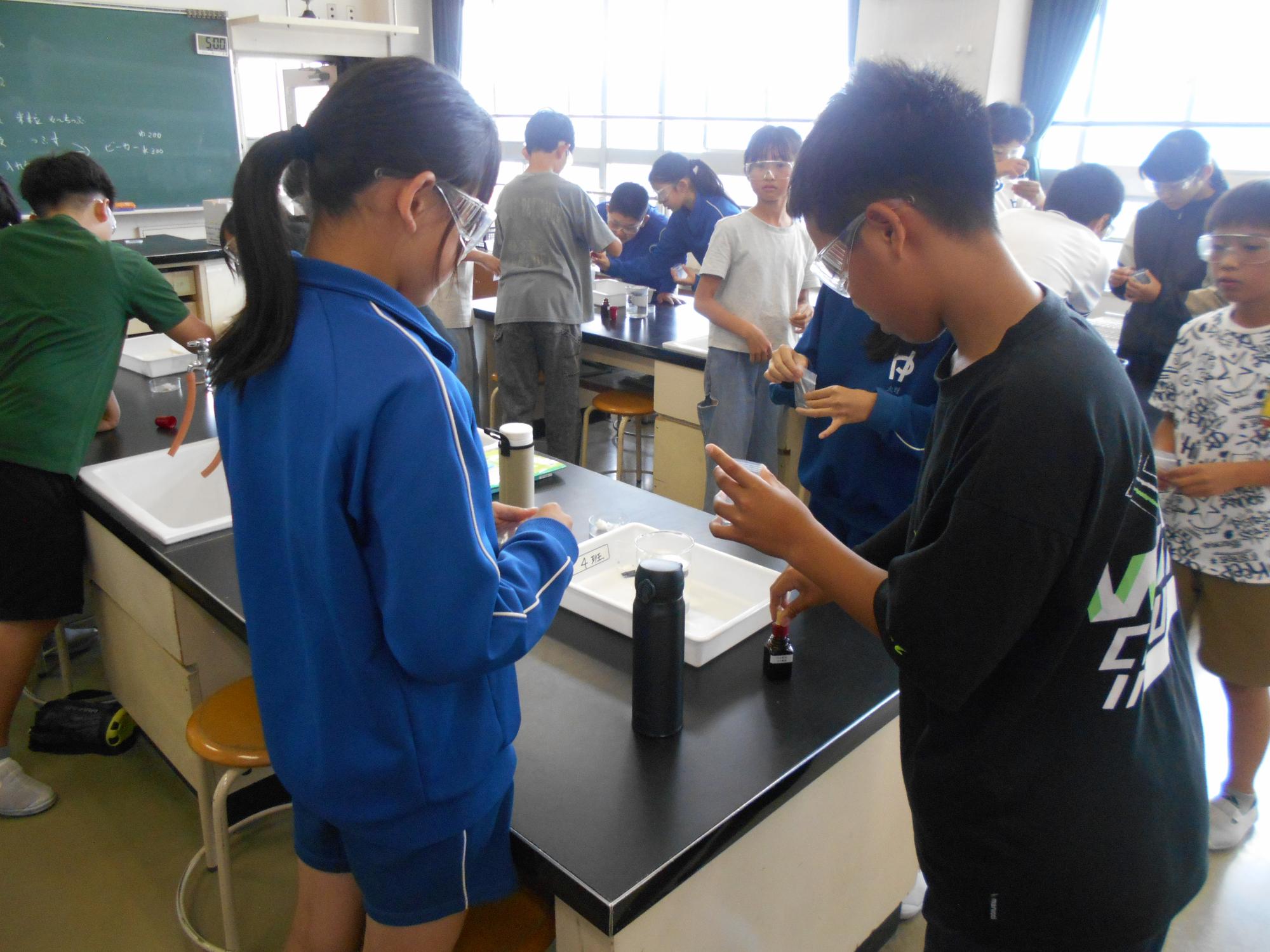 友だちとかかわりあい学びます。