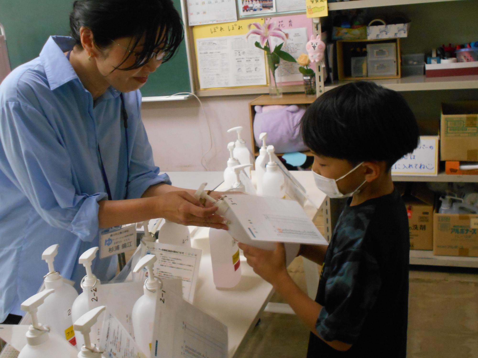 保健委員の子が取りにきます。
