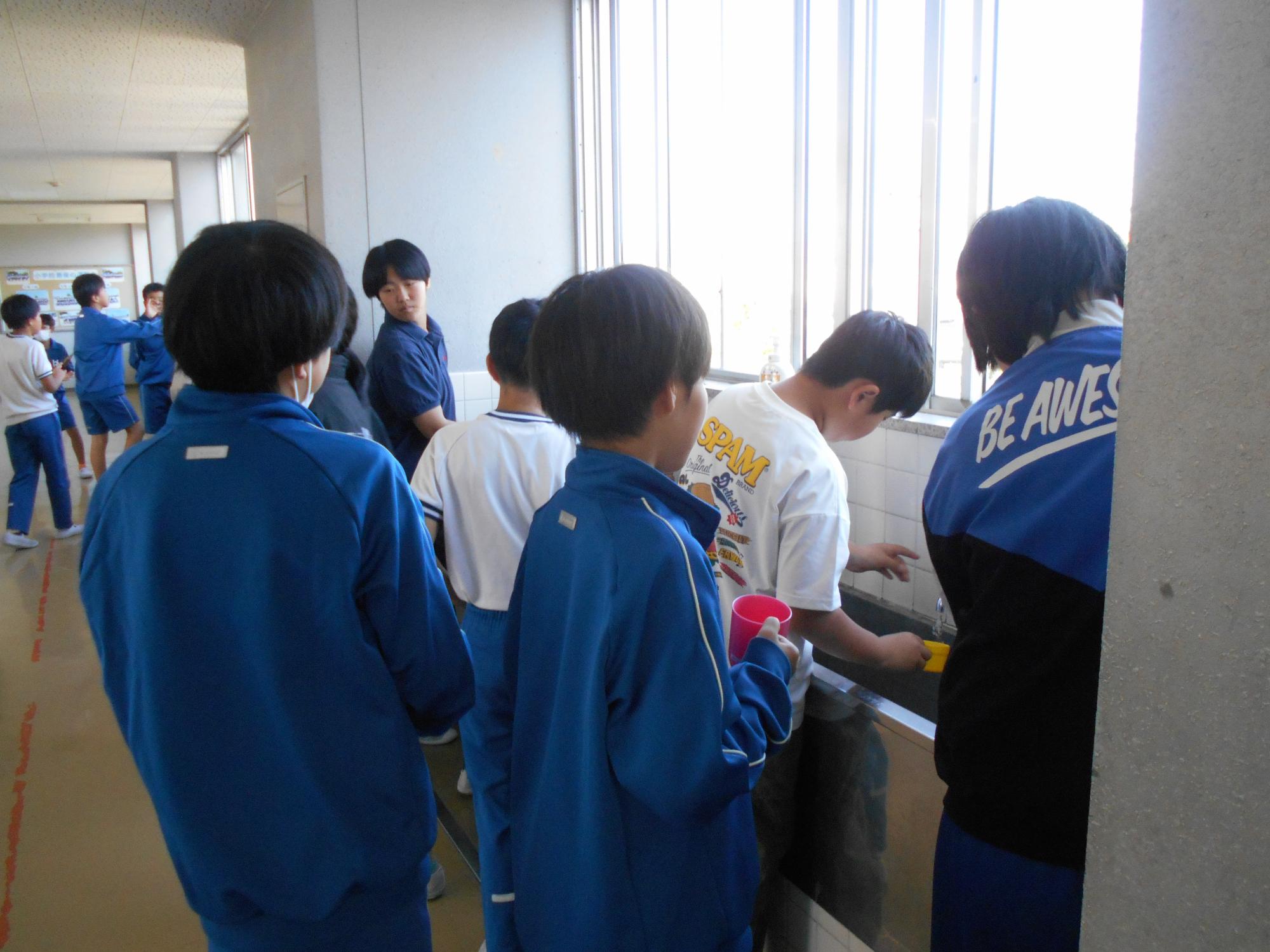 コップを洗って終わります。