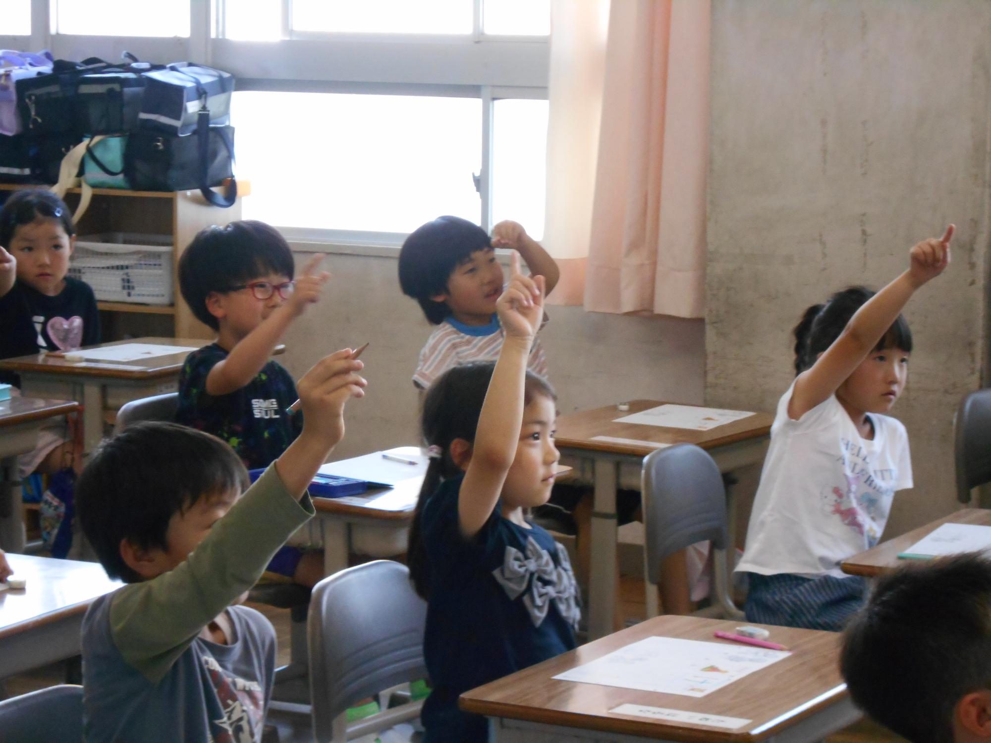 手をまっすぐに伸ばして意見をいいます。