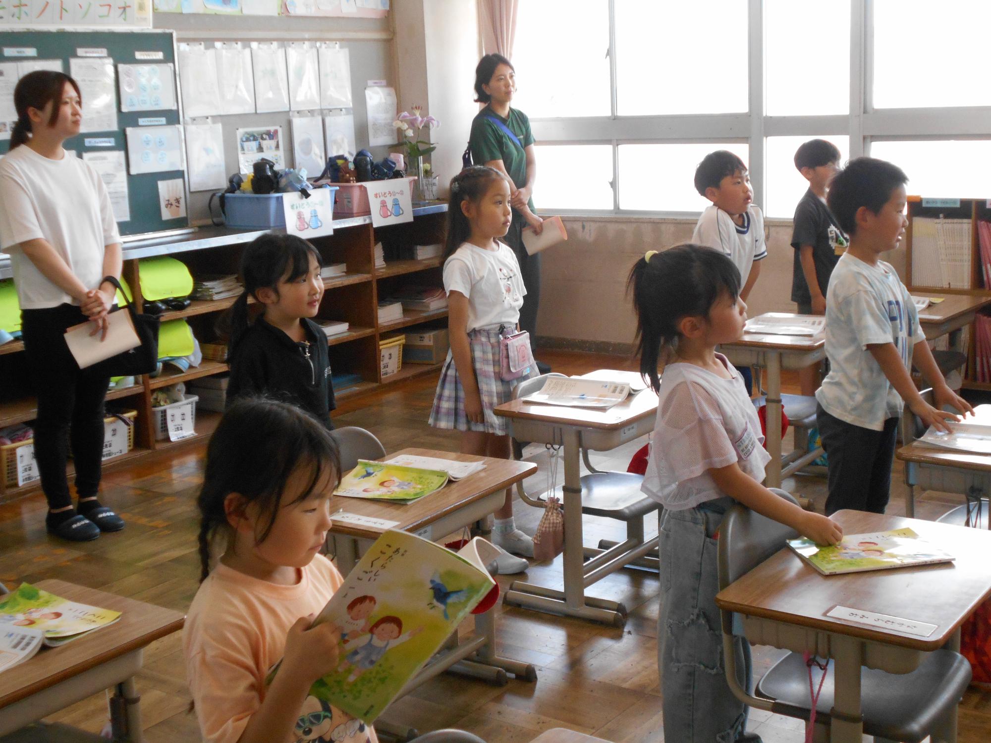 起立をして音読します。