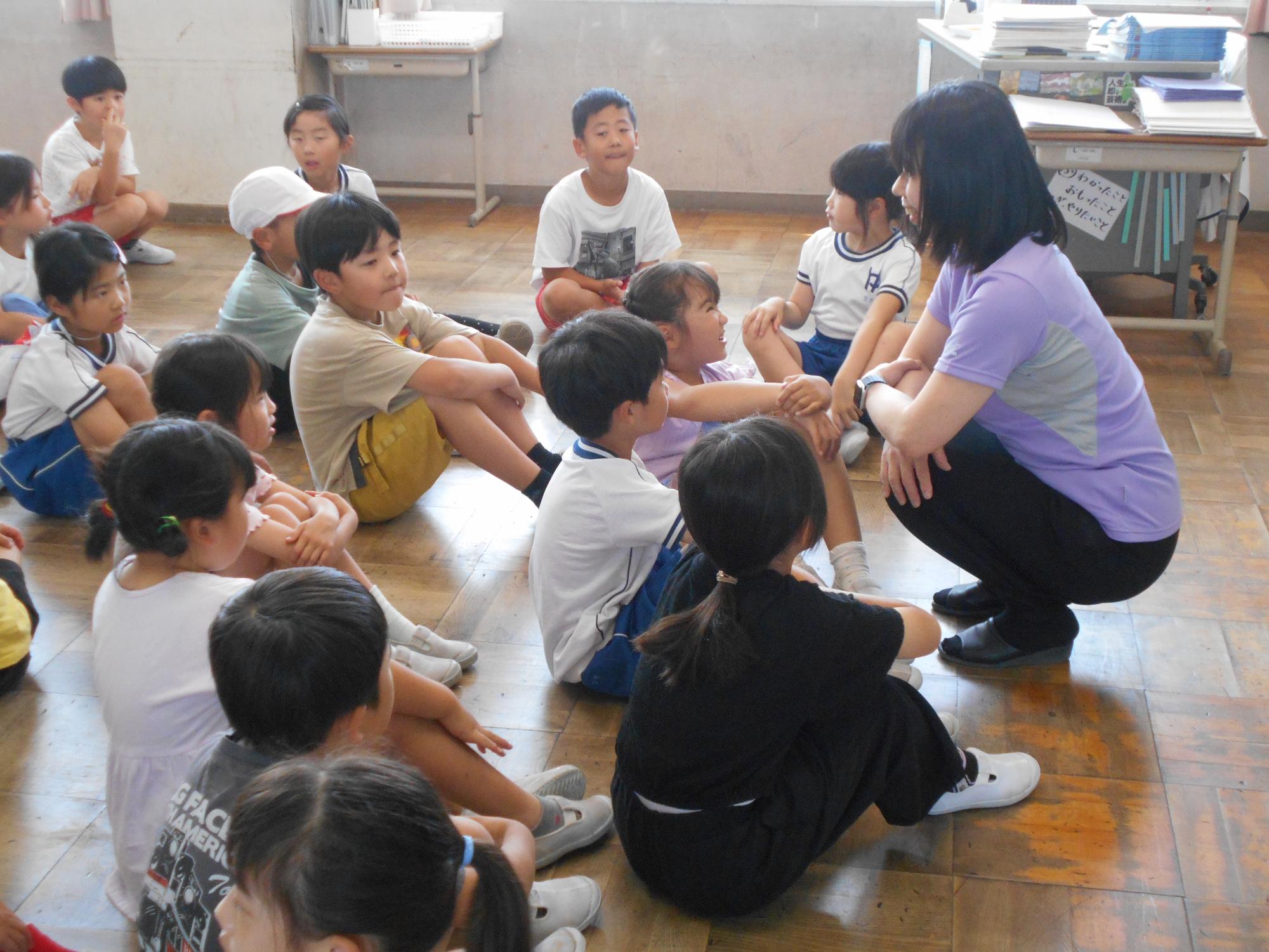 まず、子どもと会話をしています。