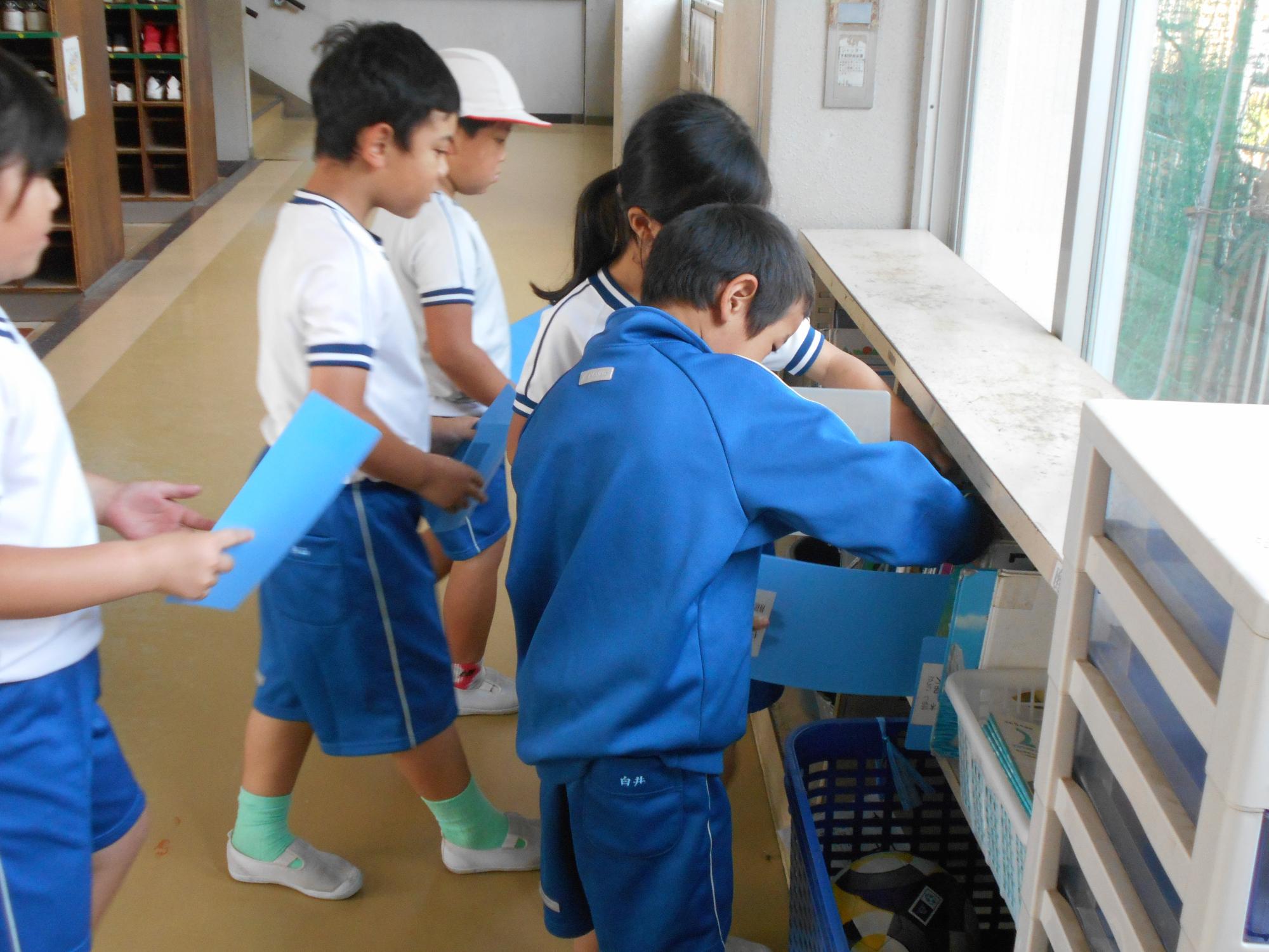 読書の学級では、自分で本を選びます。