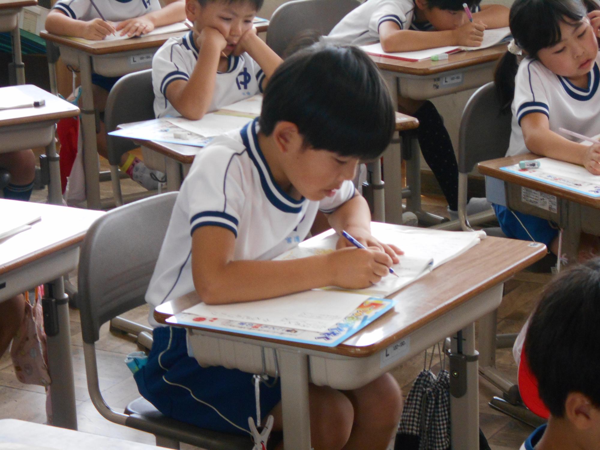 場面を確認しています。