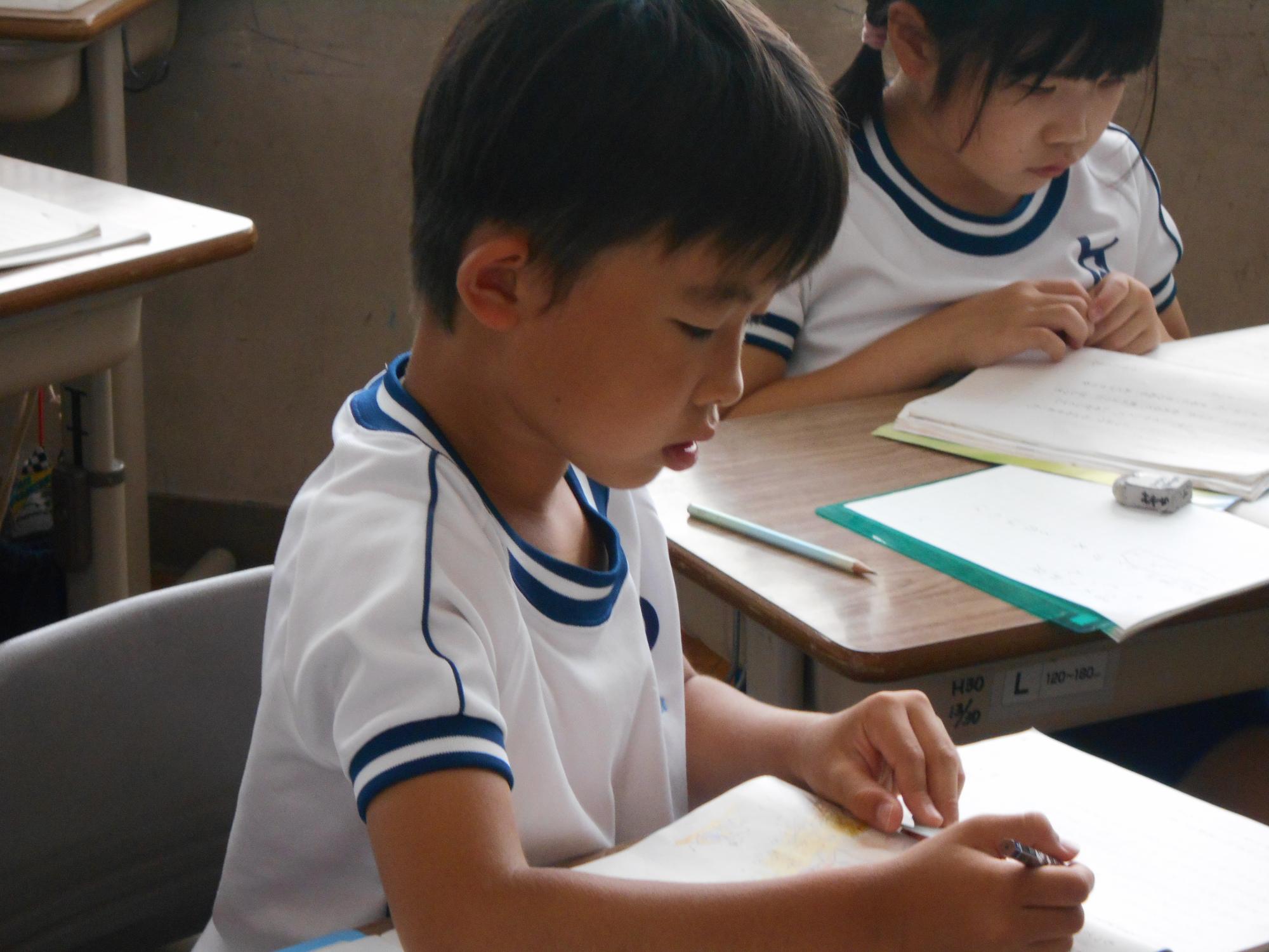 読んで場面の様子を読み取ります。