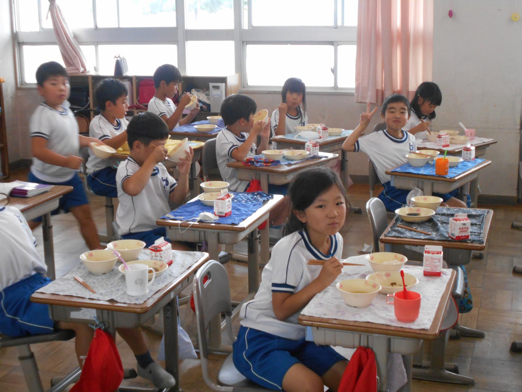 給食の時間は楽しいです。