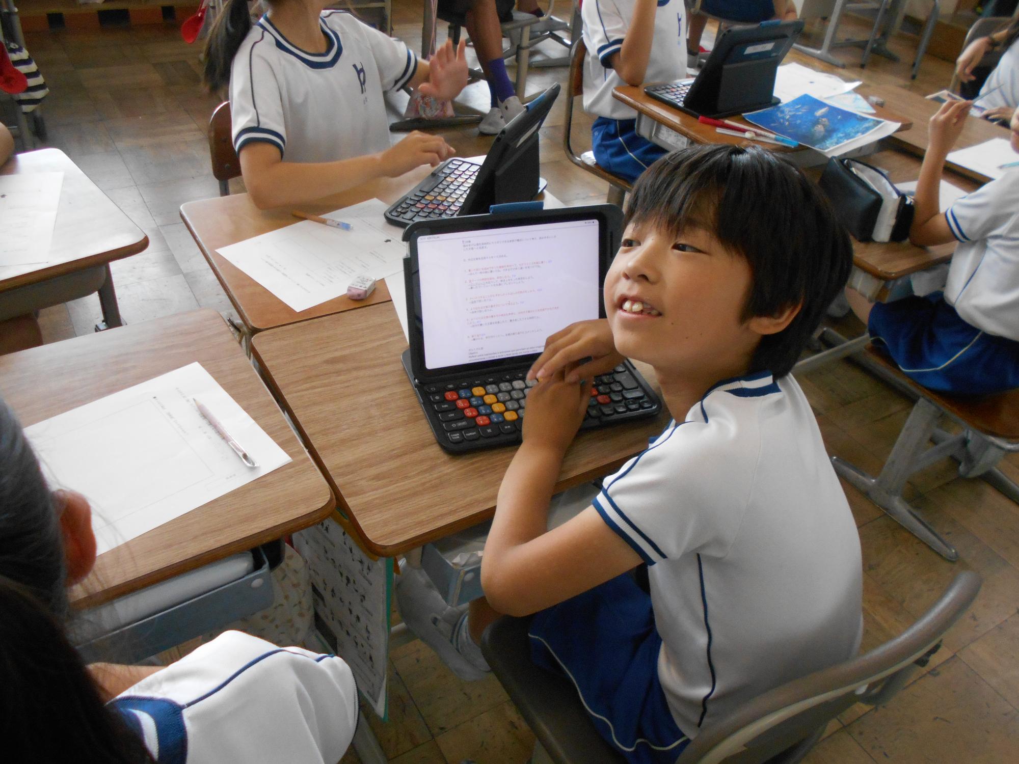 友だちの意見等をタブレットを使用し見ることができます。