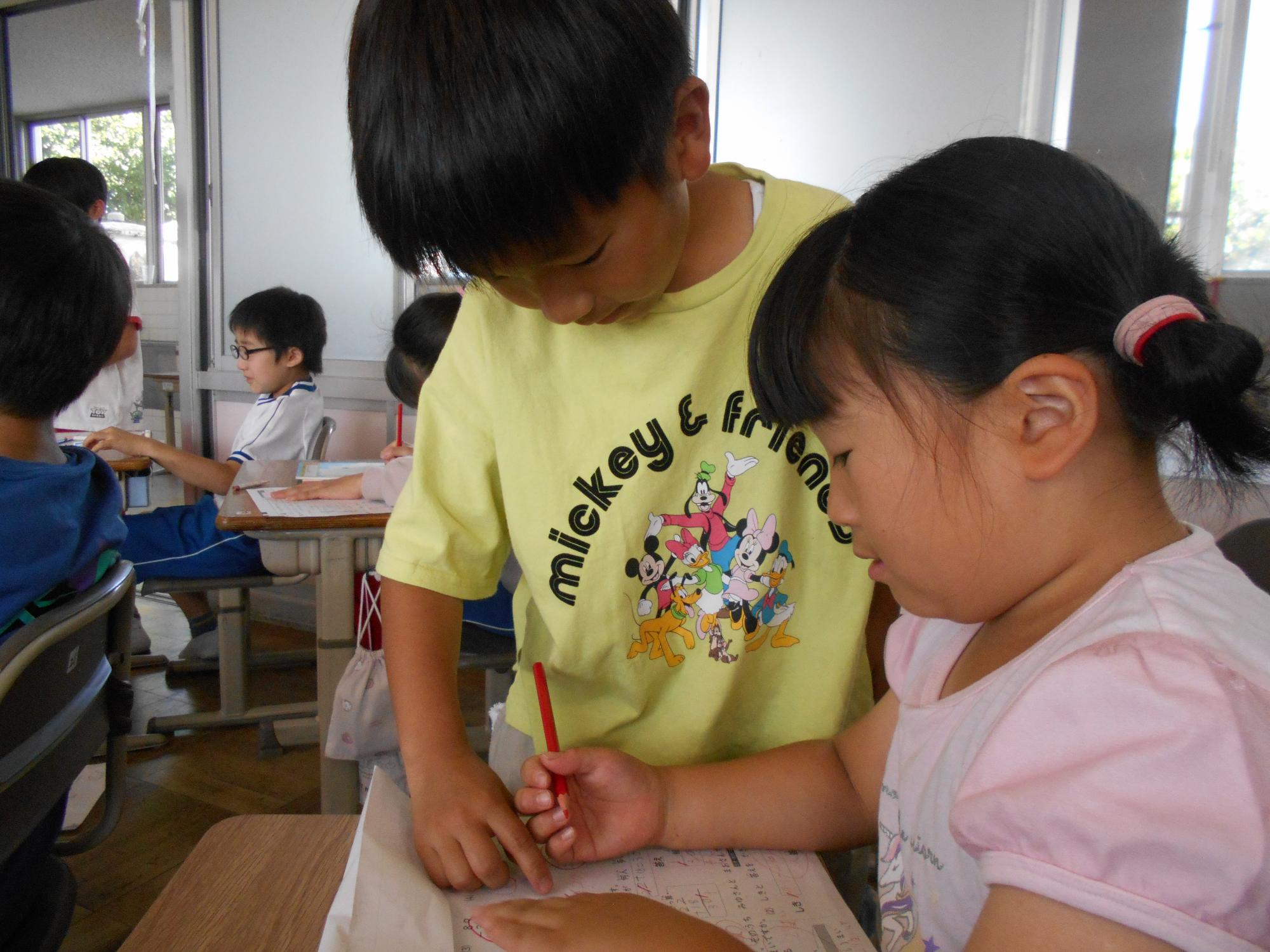 友だちと学習しています。