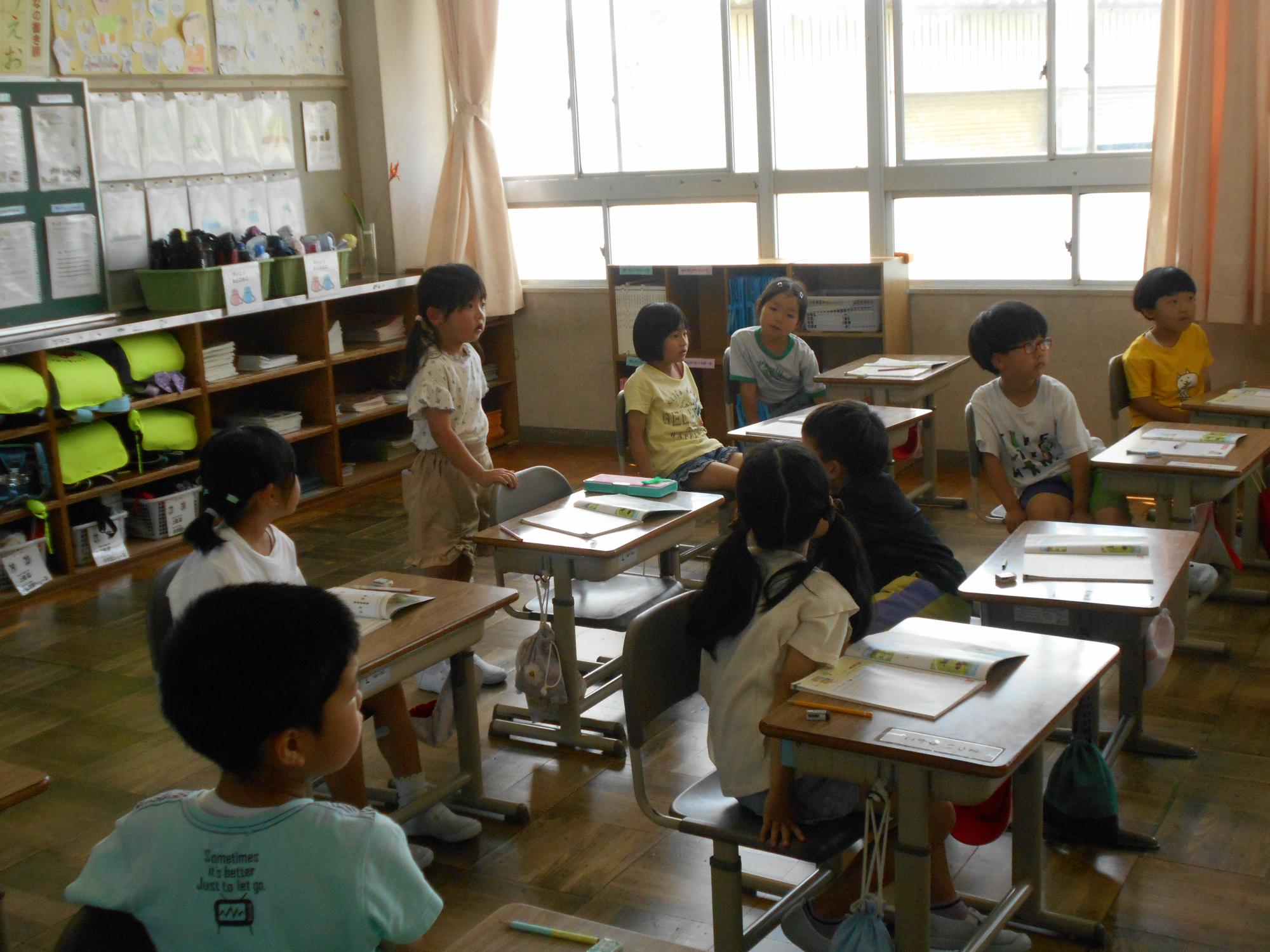 友だちの方をみて聞きます。