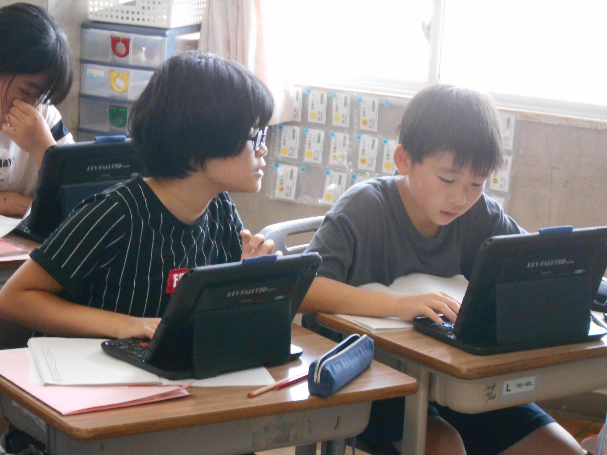 タブレットを使用して友だちの意見を参照します。