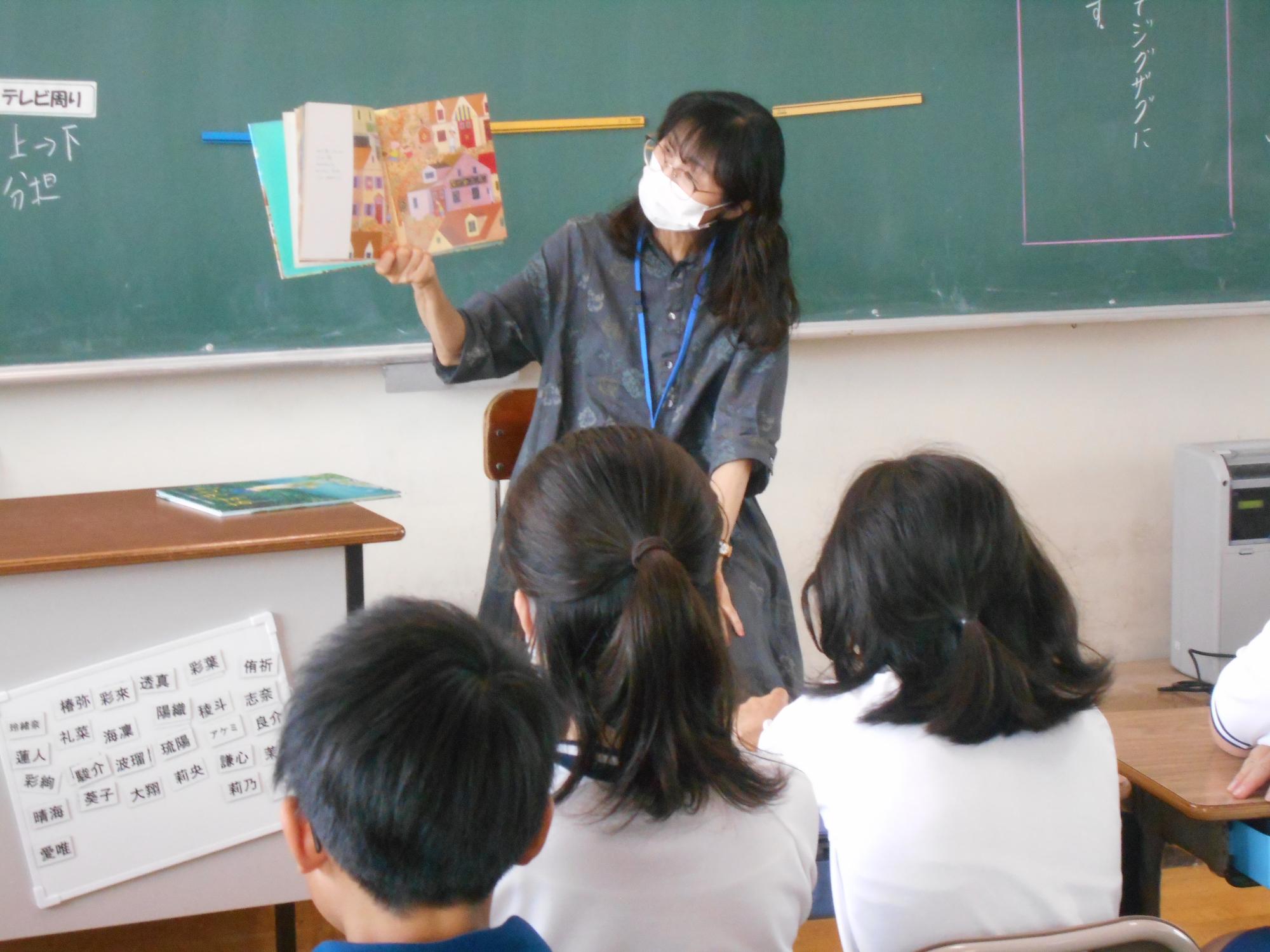 6年生も読み聞かせが大好きです。