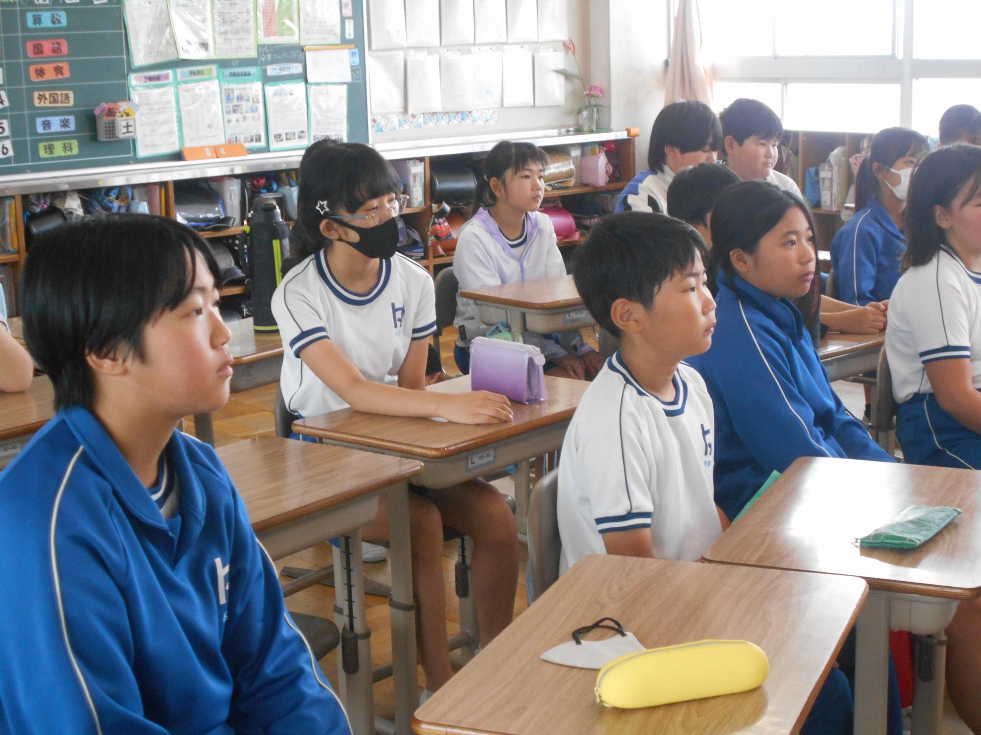 6年生もじっくり話を聞きます。
