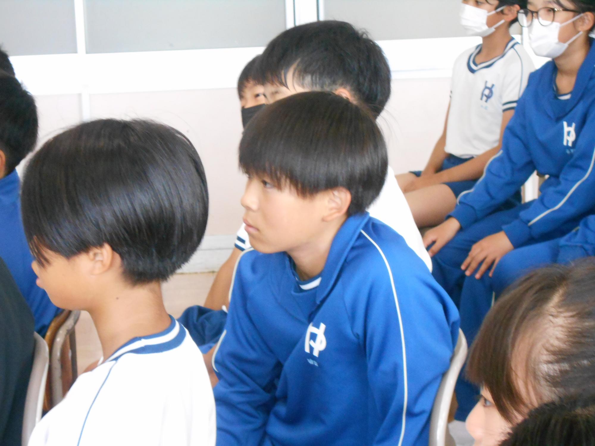 担任の先生の読み聞かせに引き込まれていきます。
