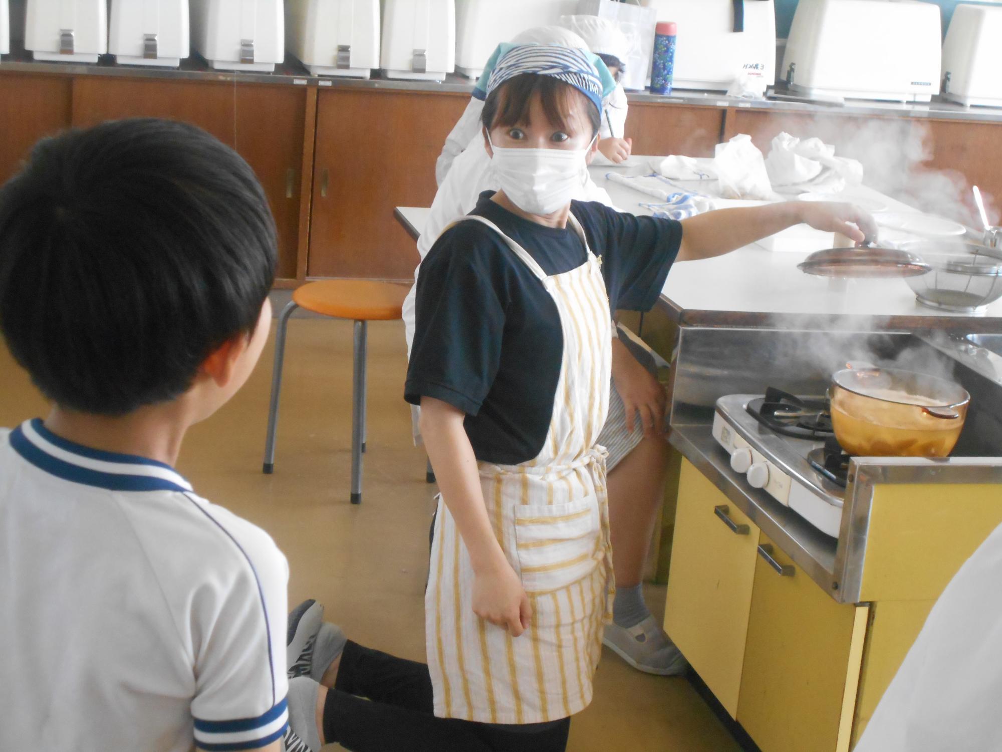 ふかしたジャガイモを見て、子どもは喜んでいます。