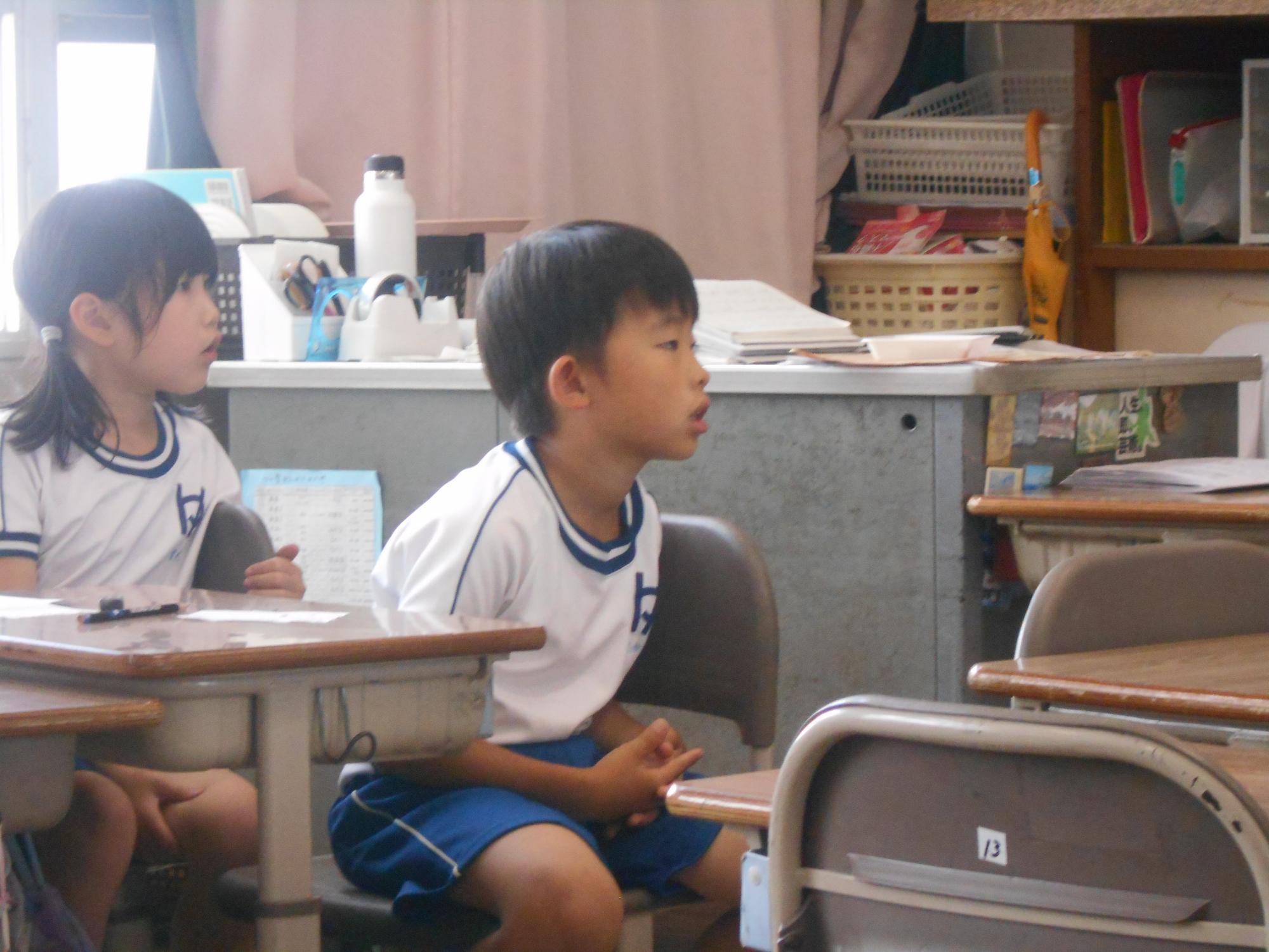 身を乗り出して発表を聞いています。
