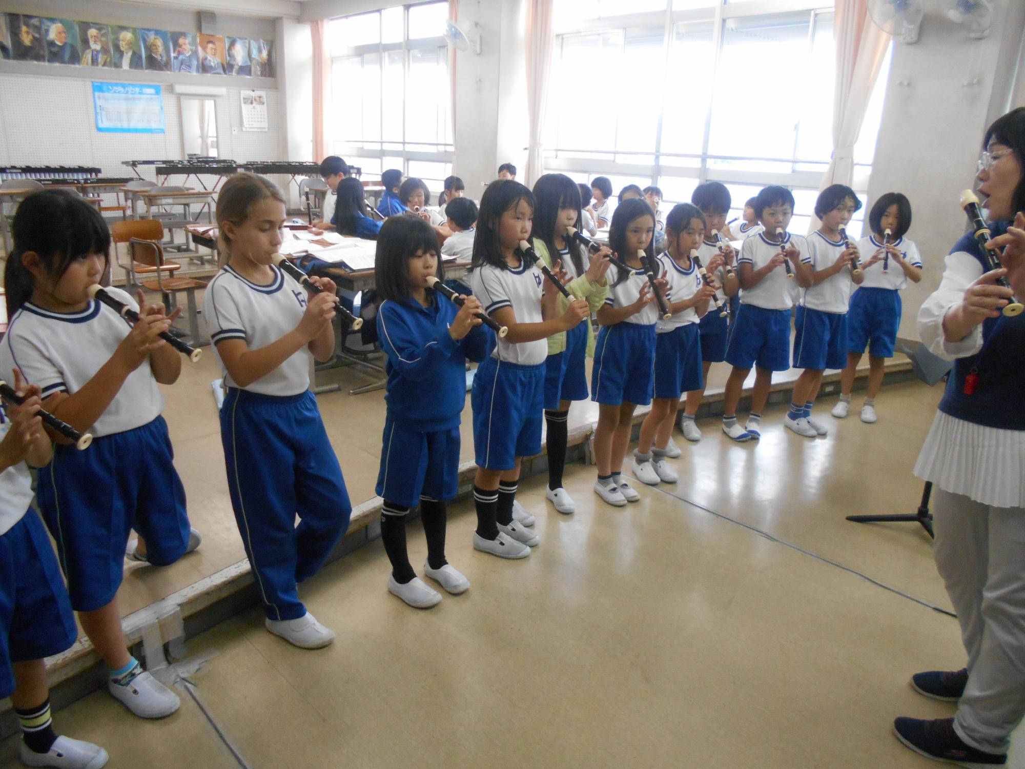 半分グループで演奏始めます。