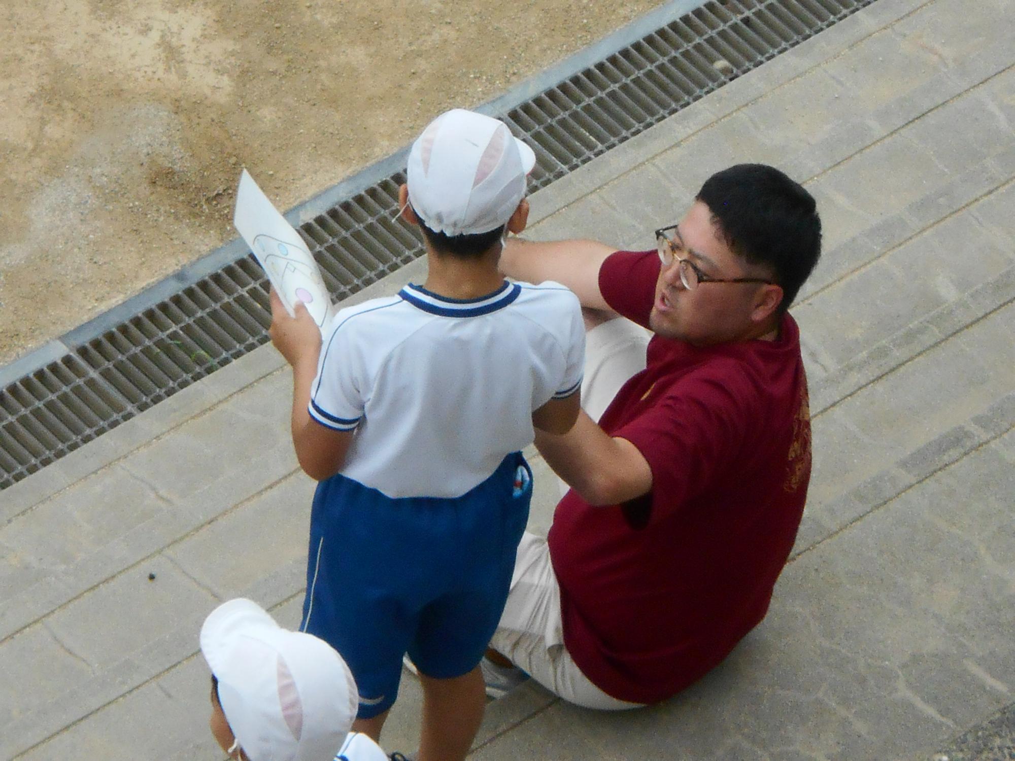 教師が助言を与えます。
