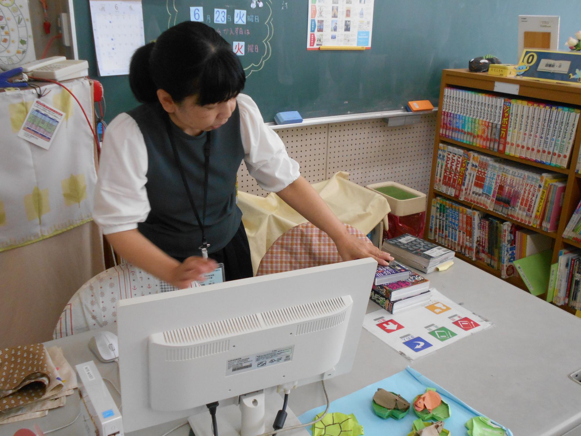 図書の整理をします。