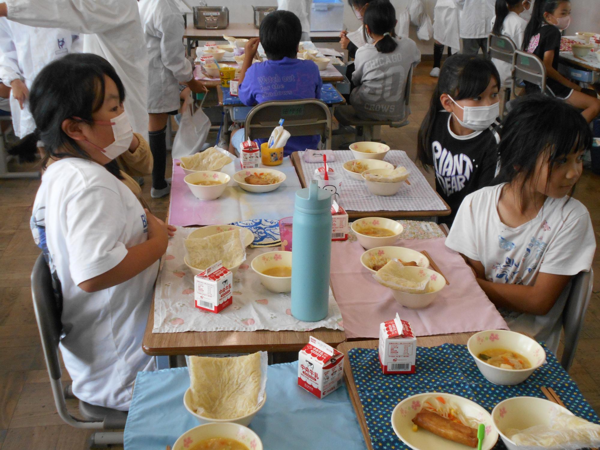 給食の準備が完成するのを待ちます。