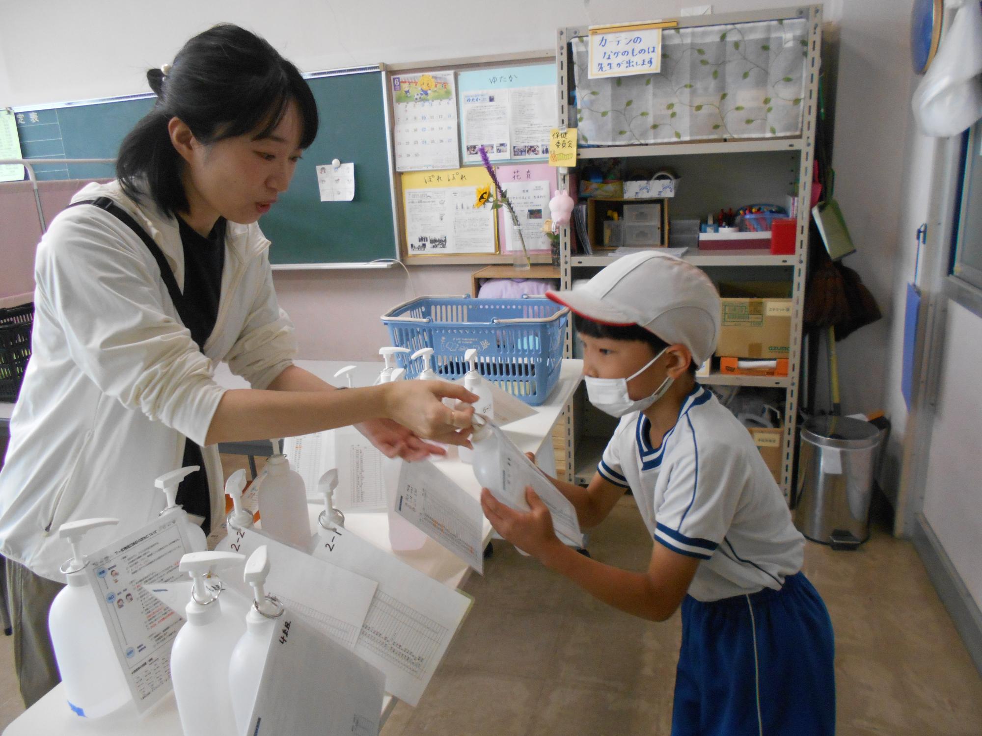 保健委員の子どもが取りに行きます。