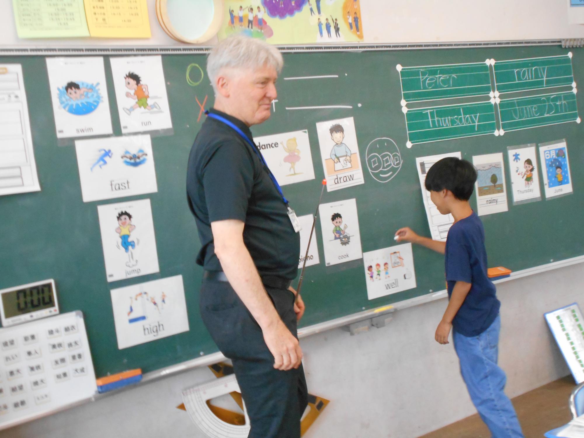 子どもが前に出て発表します。
