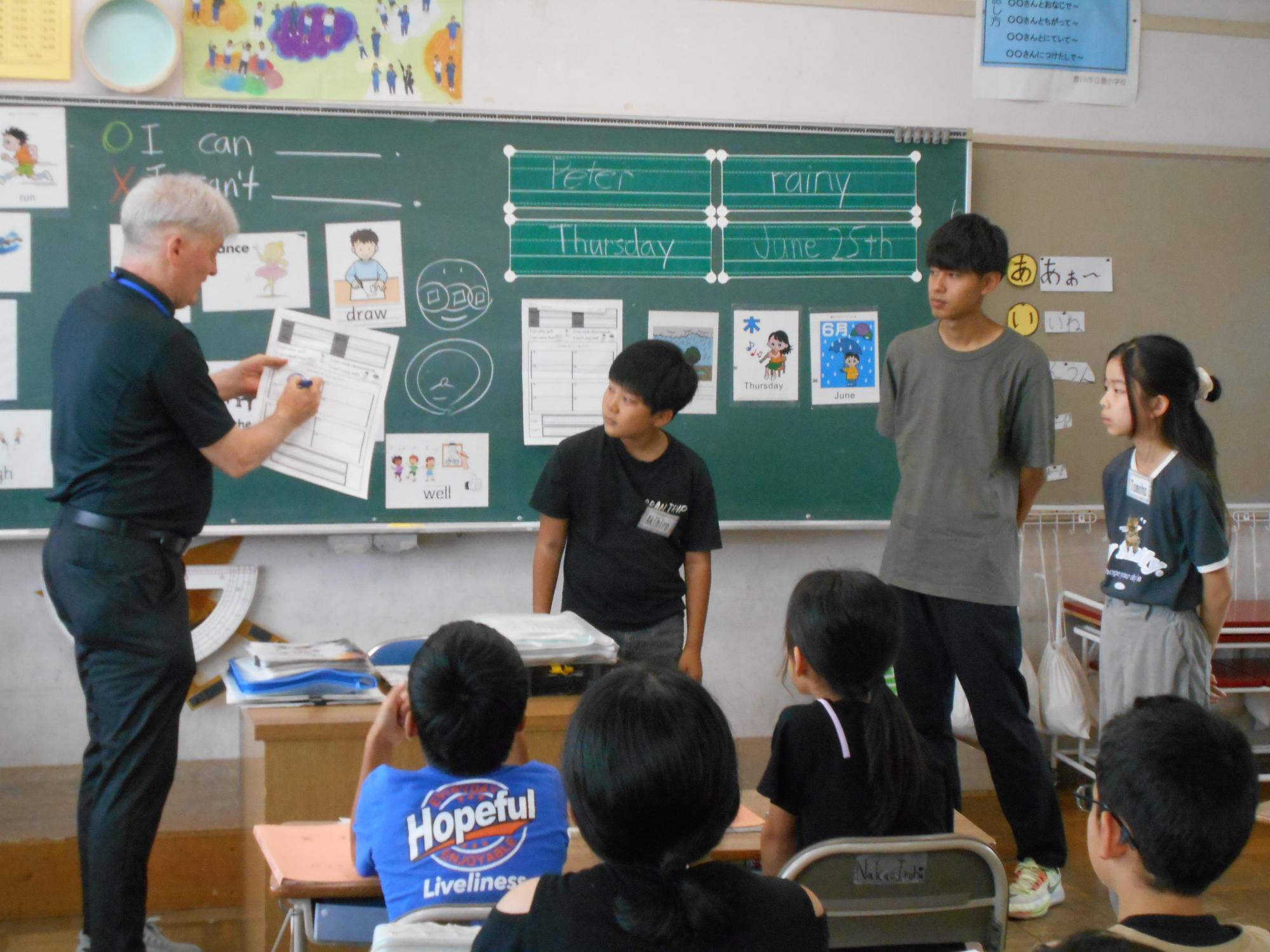 活動の前に、模範で子どもと活動します。